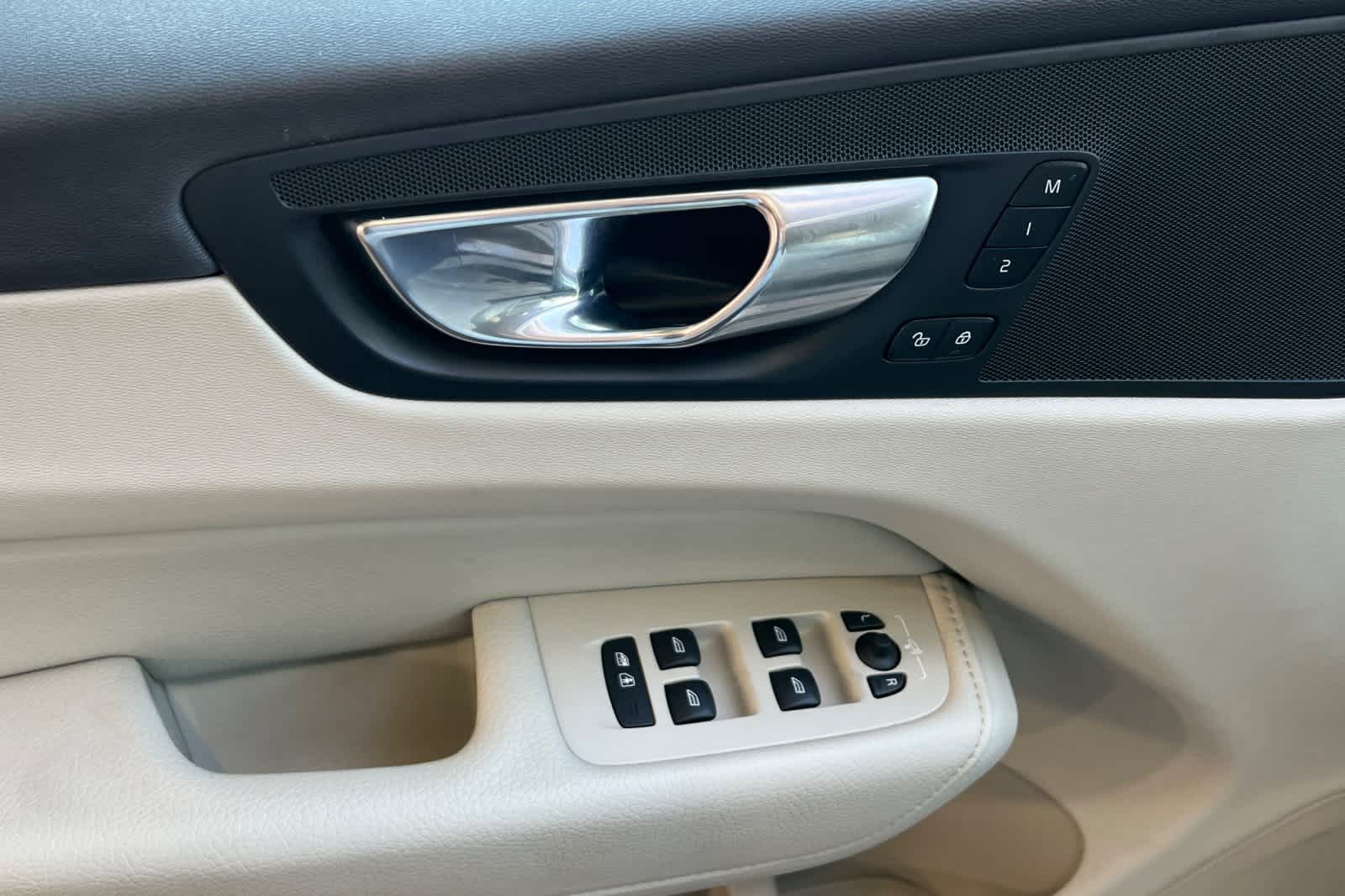 Thumbnail: 2022 Volvo XC60 - 15