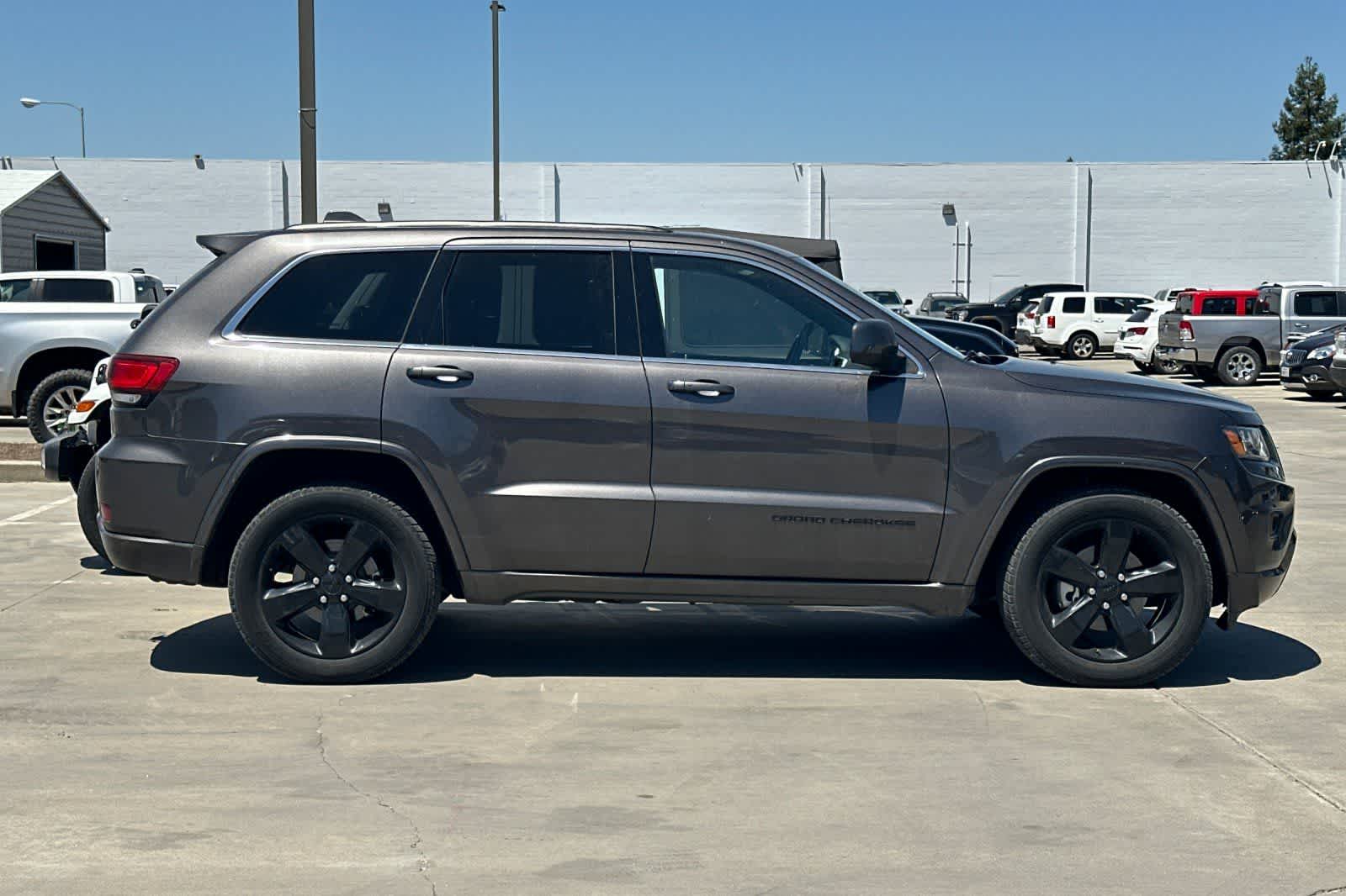 Thumbnail: 2015 Jeep Grand Cherokee - 9