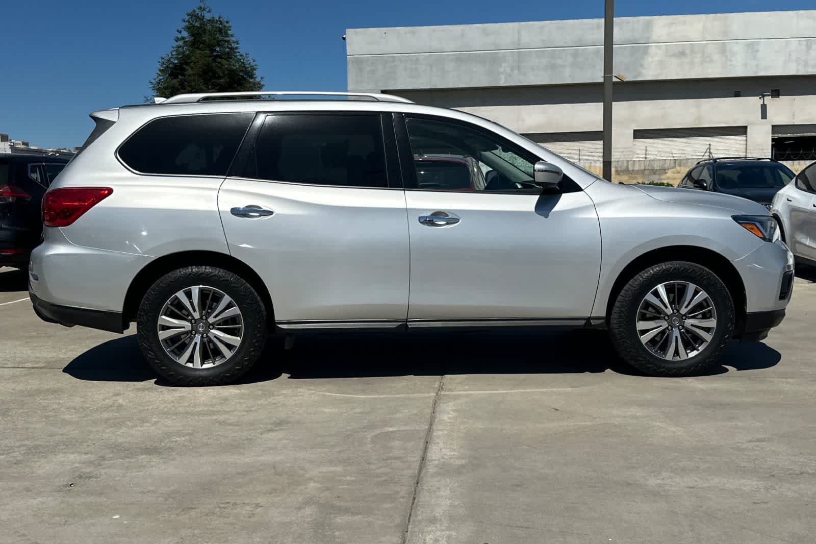 Thumbnail: 2019 Nissan Pathfinder - 9