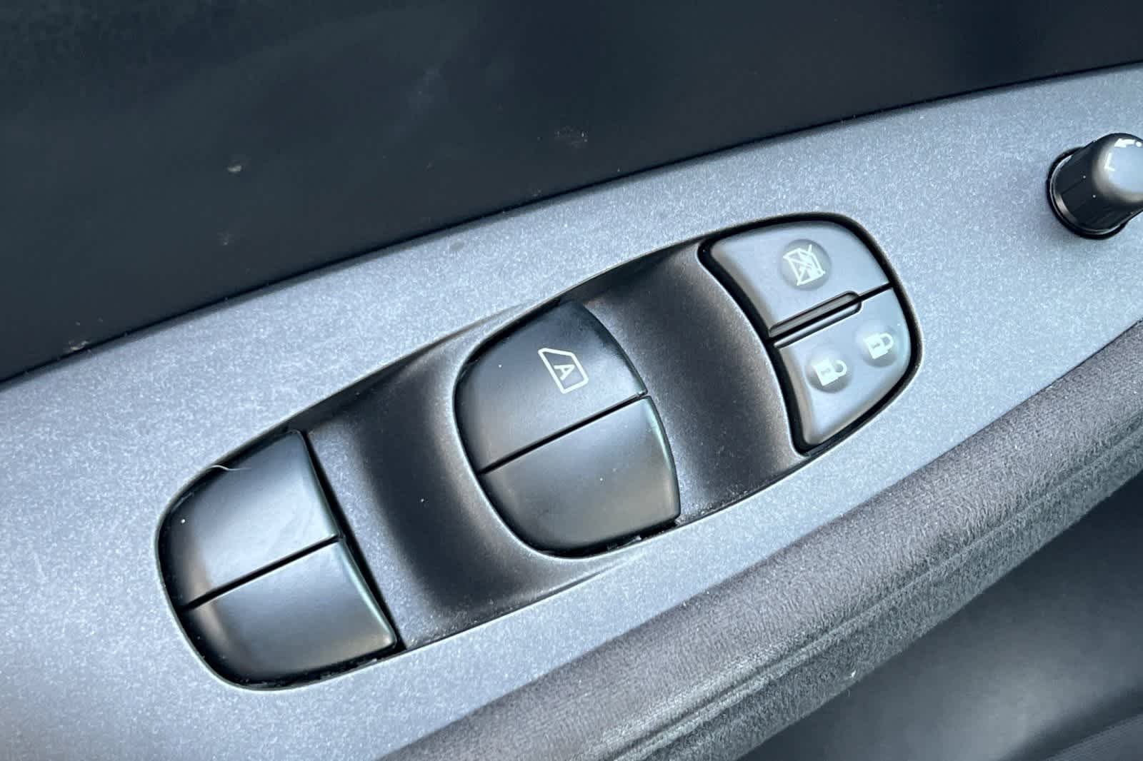 Thumbnail: 2015 Nissan Leaf - 16