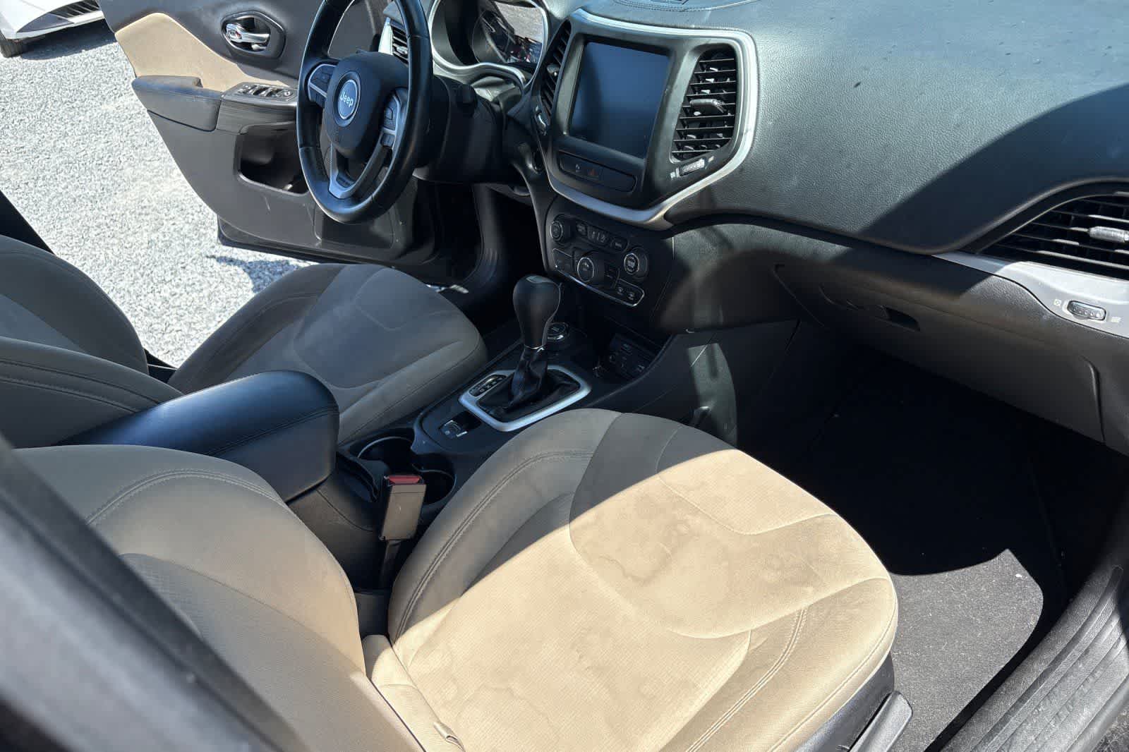 Thumbnail: 2015 Jeep Cherokee - 18