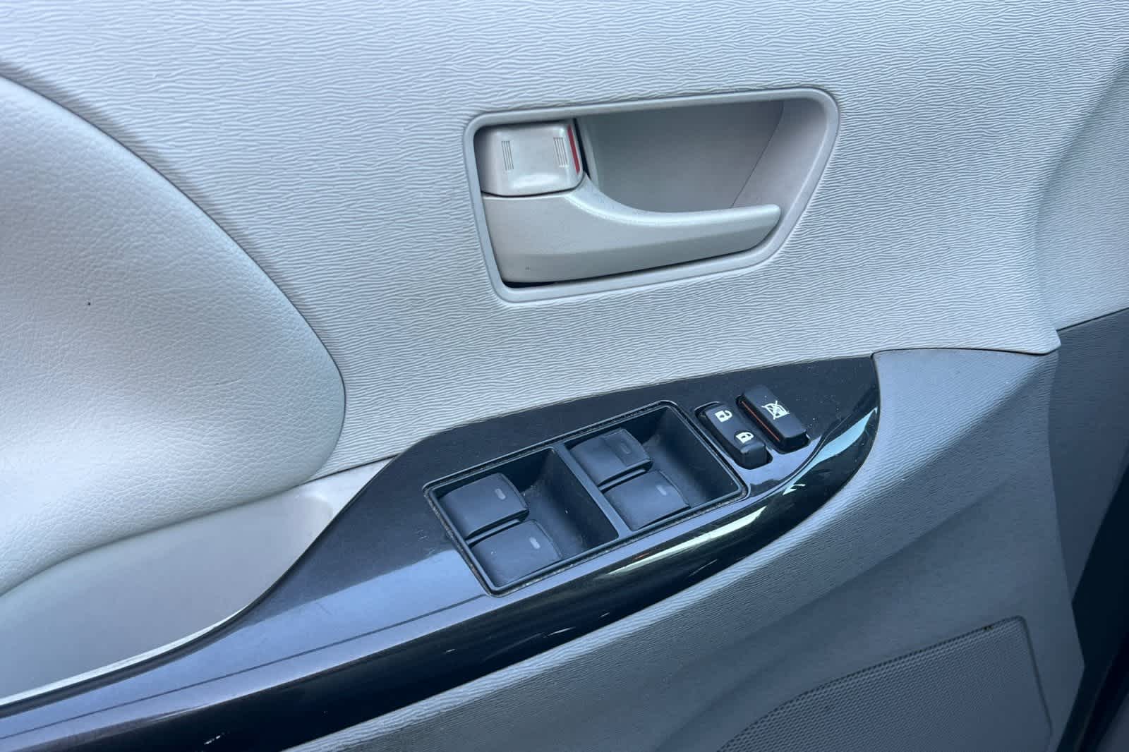 Thumbnail: 2014 Toyota Sienna - 13