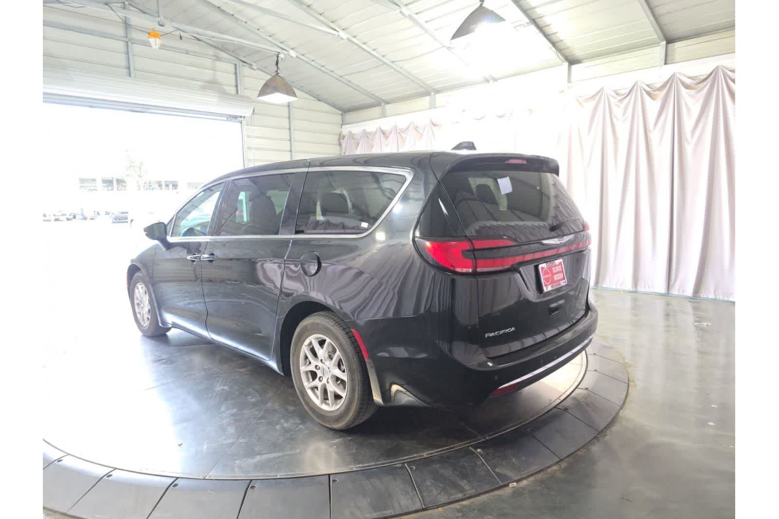 Thumbnail: 2023 Chrysler Pacifica - 8