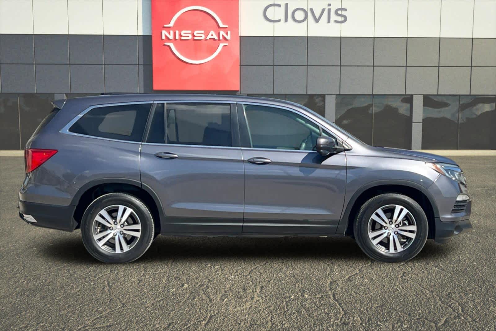 Thumbnail: 2017 Honda Pilot - 9