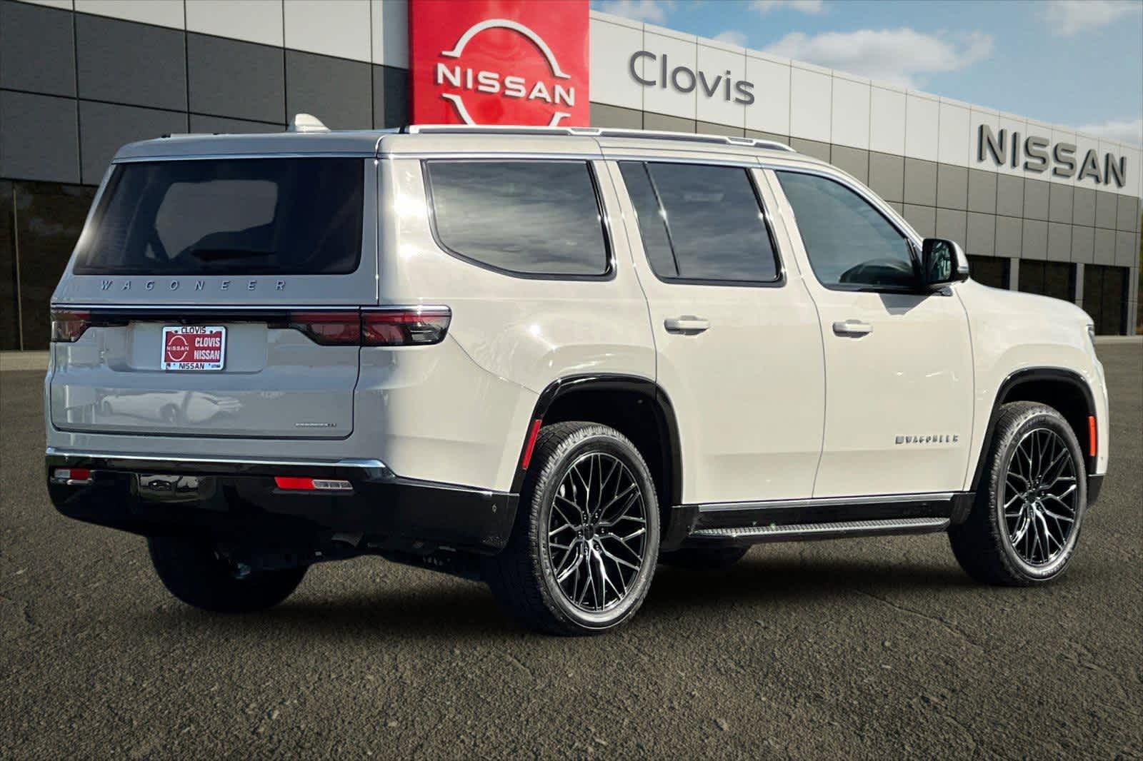 Thumbnail: 2022 Jeep Wagoneer - 3