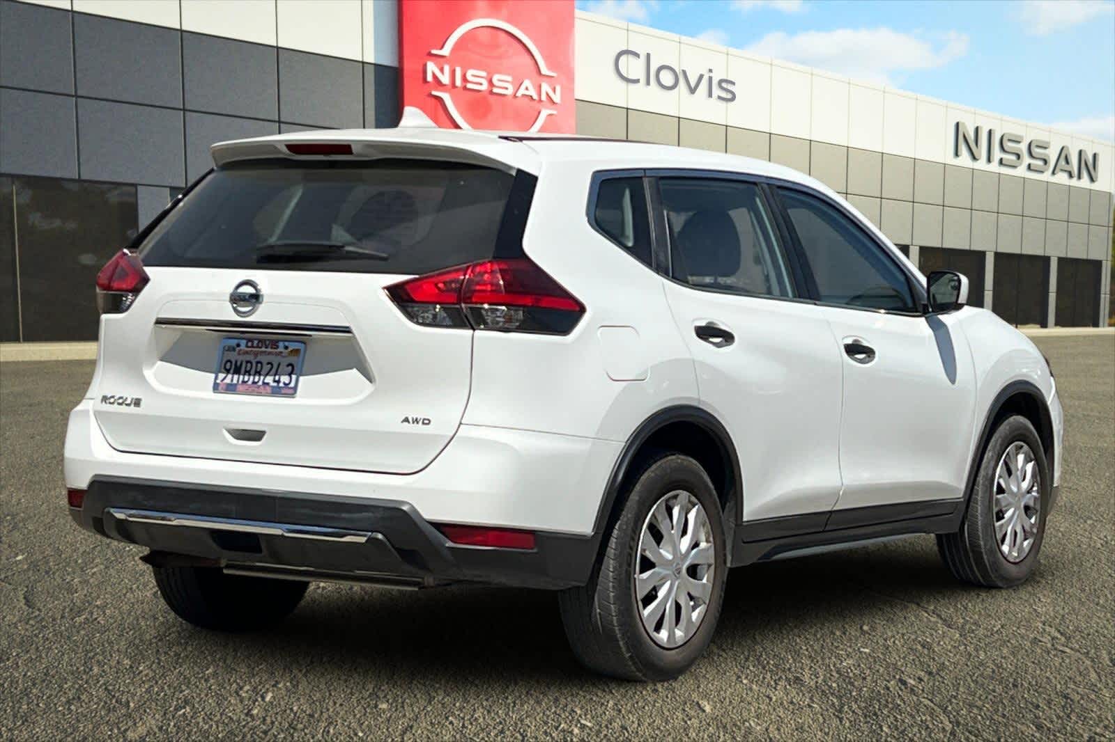 Thumbnail: 2017 Nissan Rogue - 3