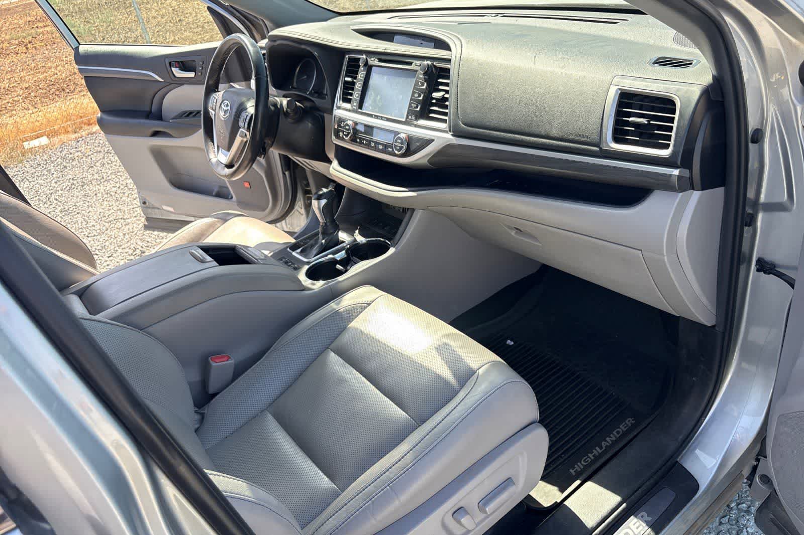 Thumbnail: 2019 Toyota Highlander - 18