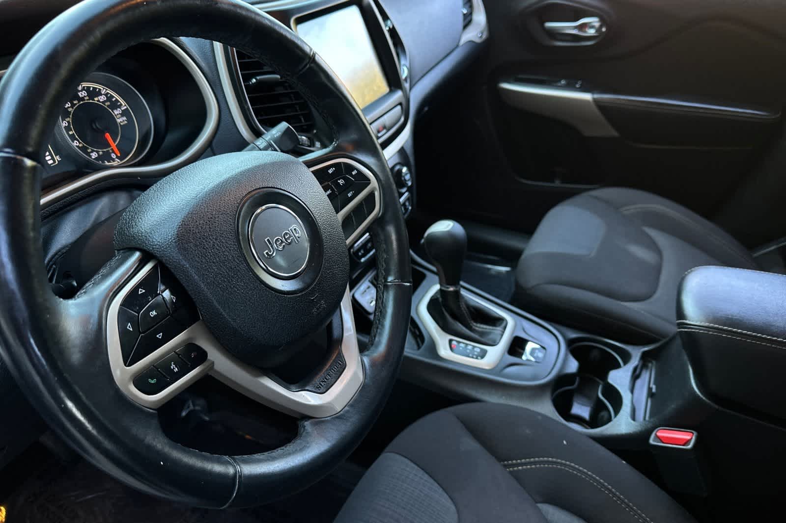 Thumbnail: 2017 Jeep Cherokee - 12