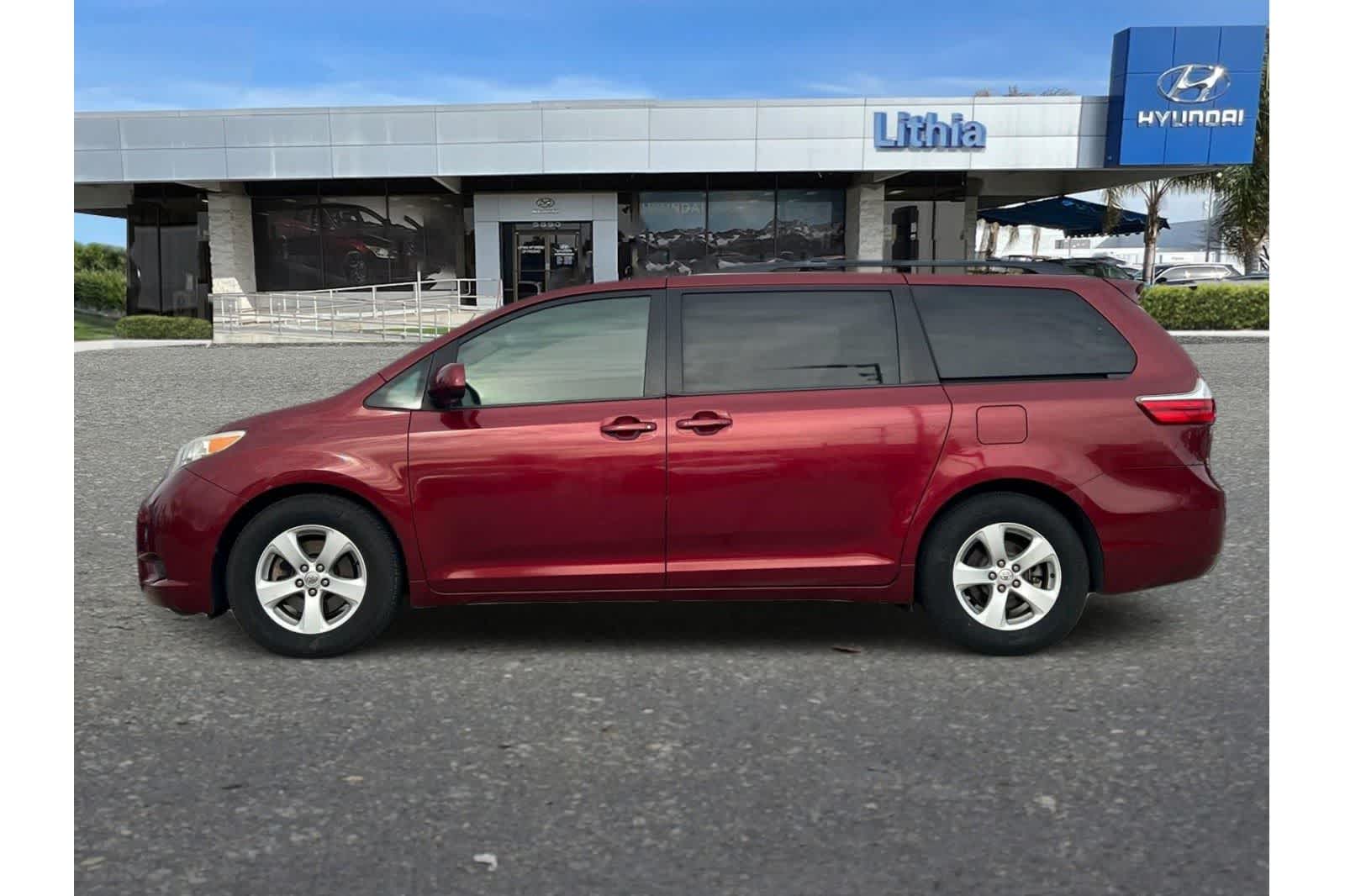 Thumbnail: 2017 Toyota Sienna - 7