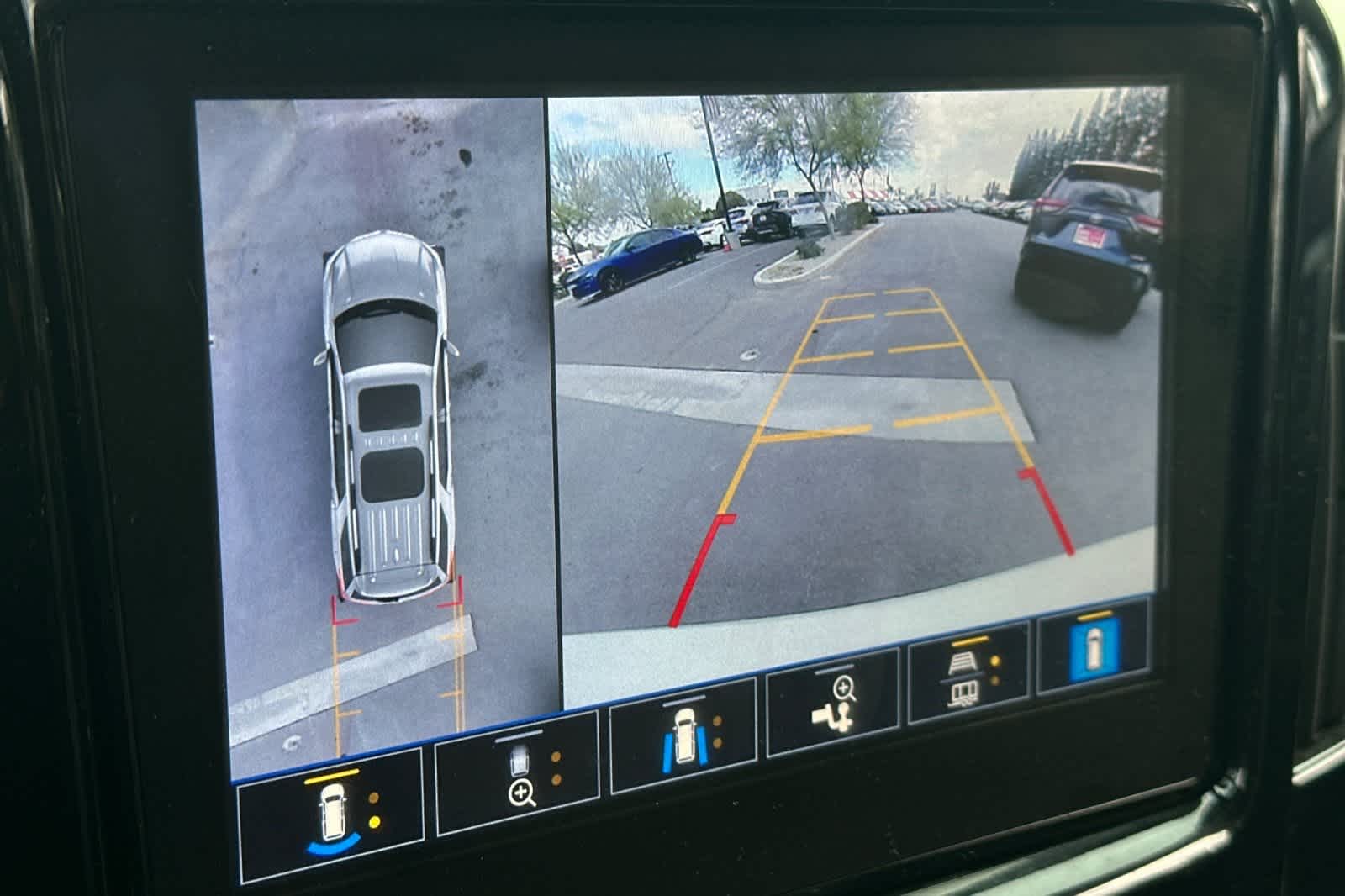 Thumbnail: 2023 Chevrolet Traverse - 25