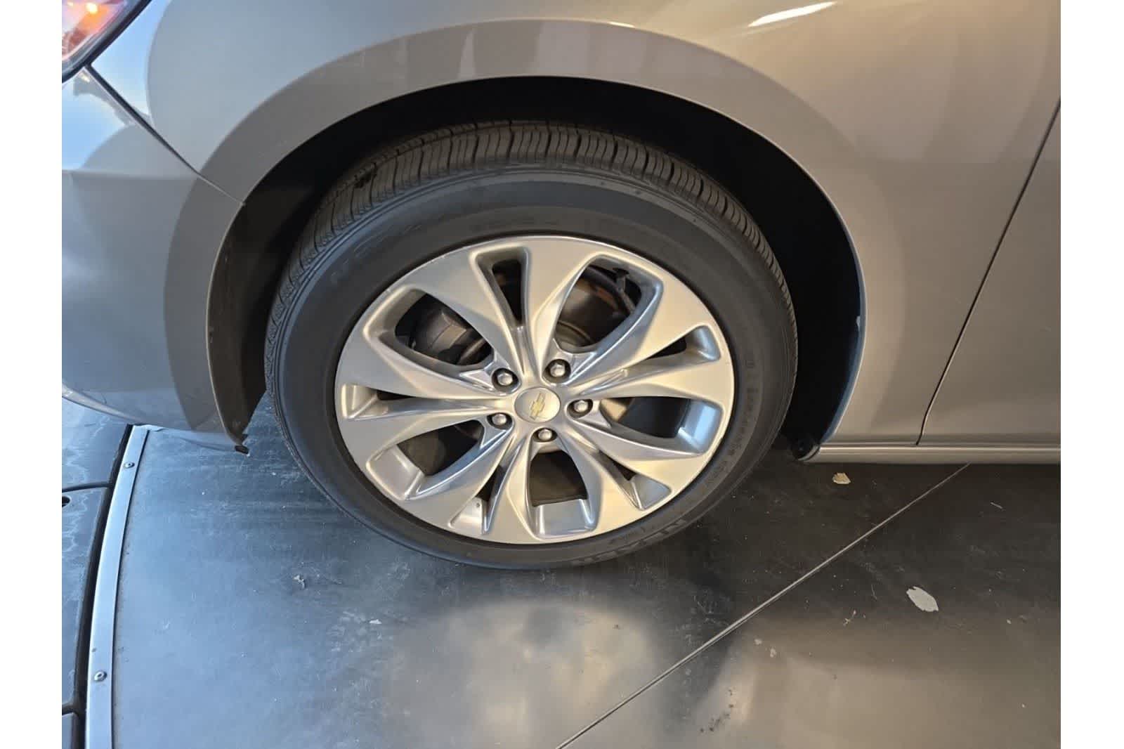 Thumbnail: 2017 Chevrolet Malibu - 3