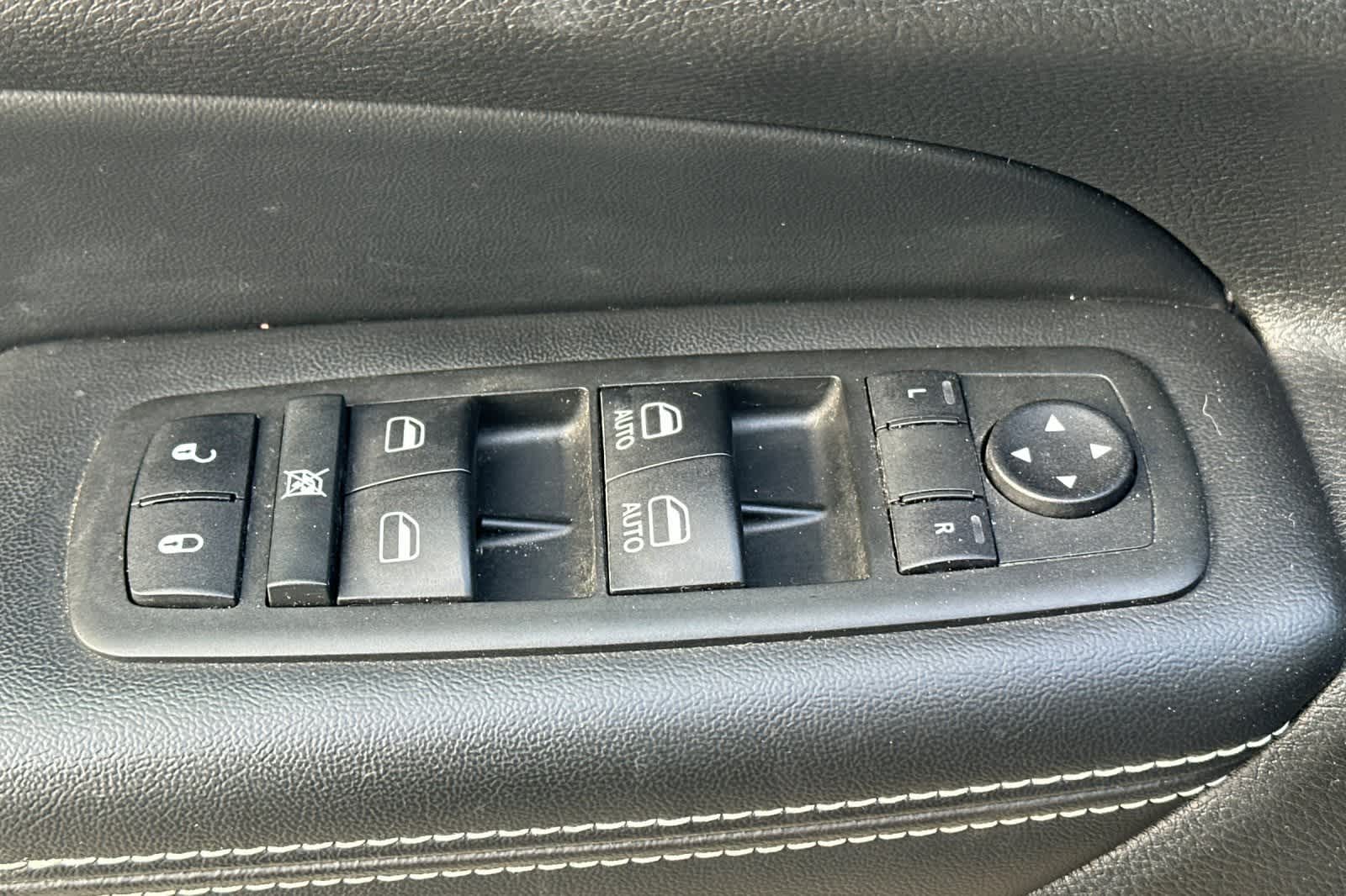 Thumbnail: 2015 Jeep Grand Cherokee - 14