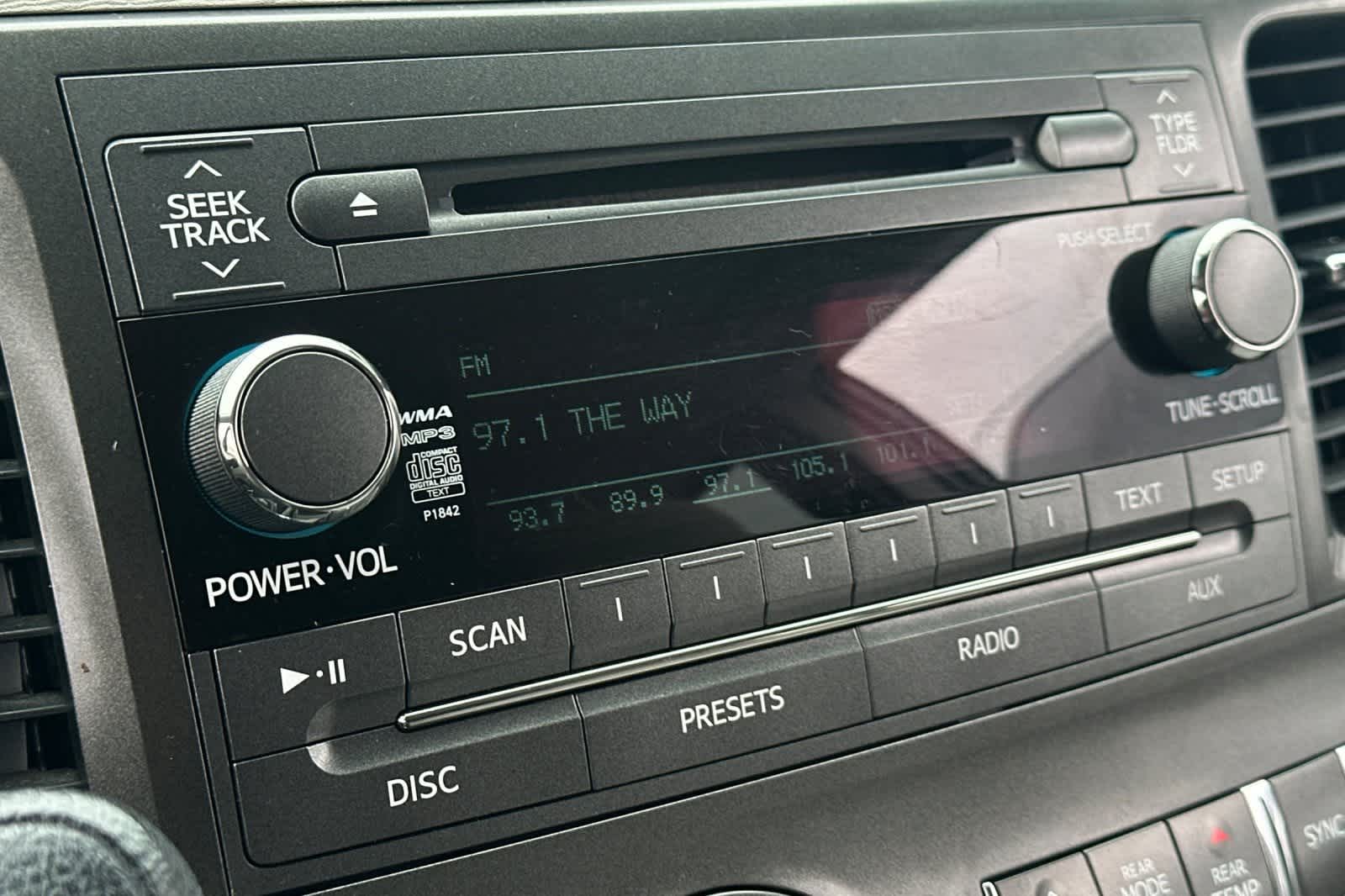 Thumbnail: 2014 Toyota Sienna - 23