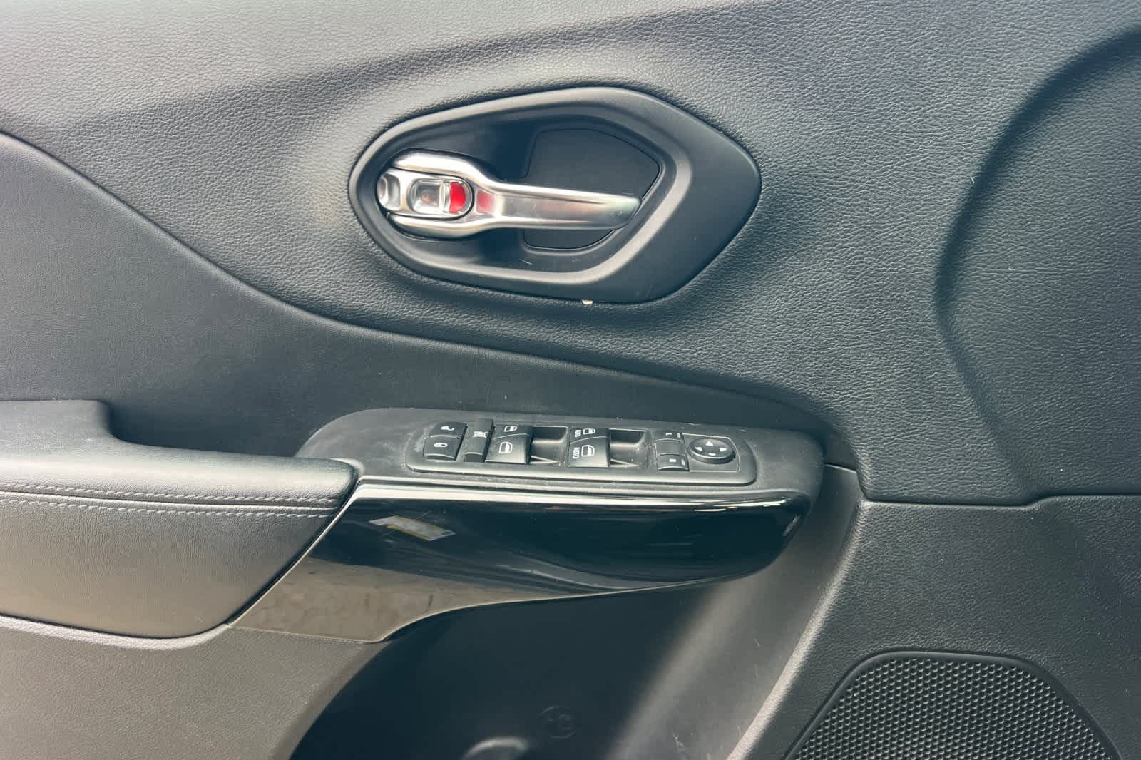 Thumbnail: 2019 Jeep Cherokee - 13