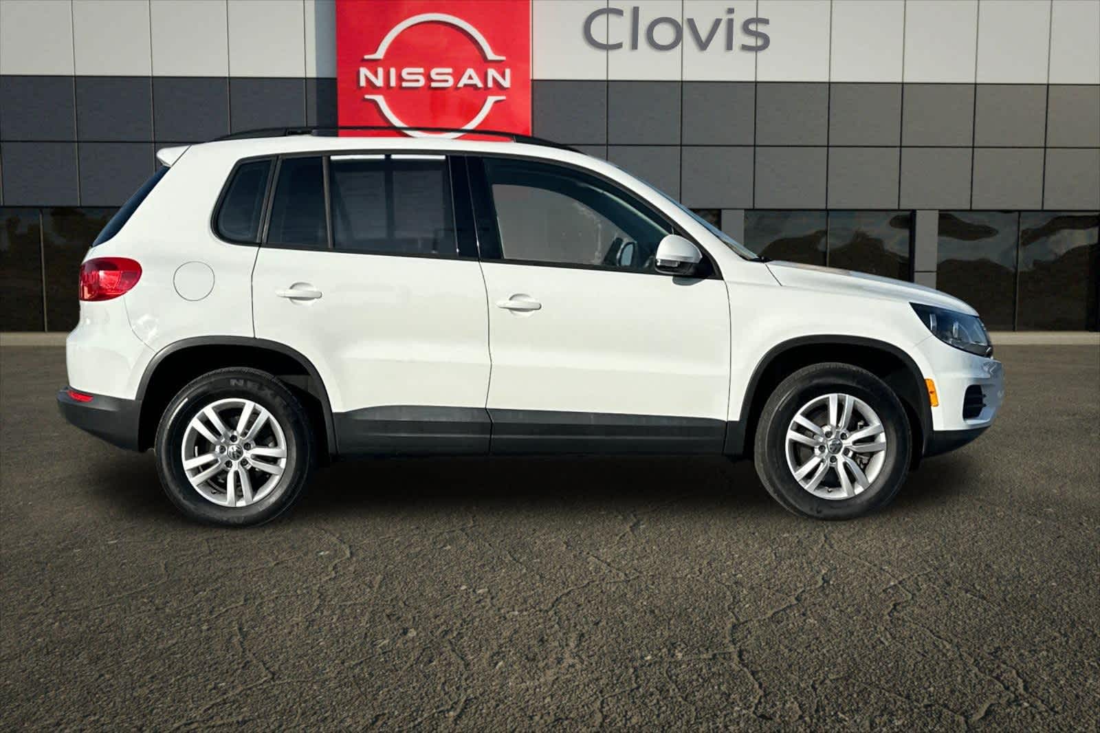 Thumbnail: 2017 Volkswagen Tiguan - 9