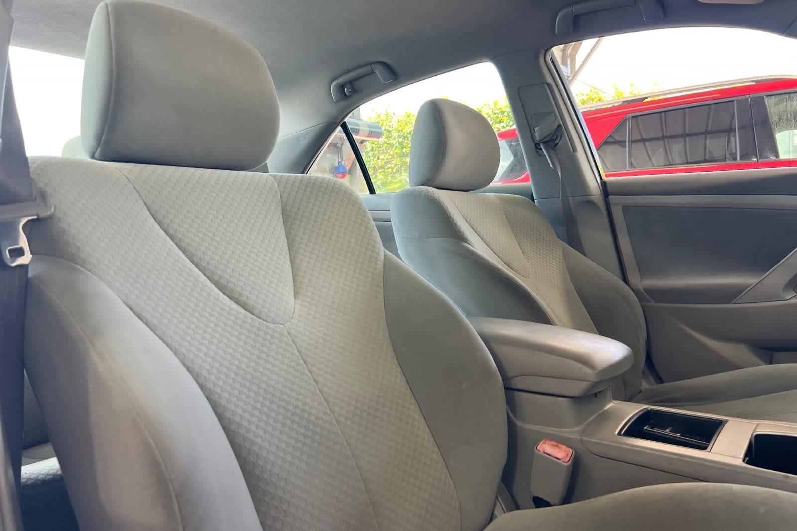 2009 Toyota Camry LE 19