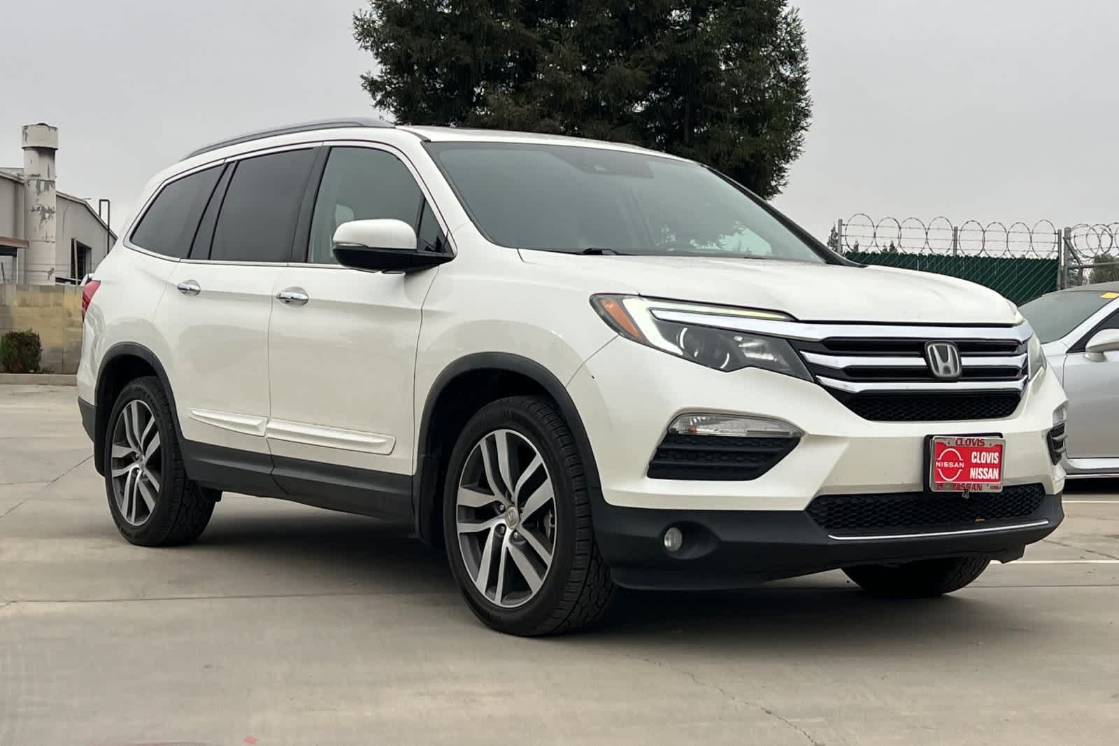 Thumbnail: 2017 Honda Pilot - 10