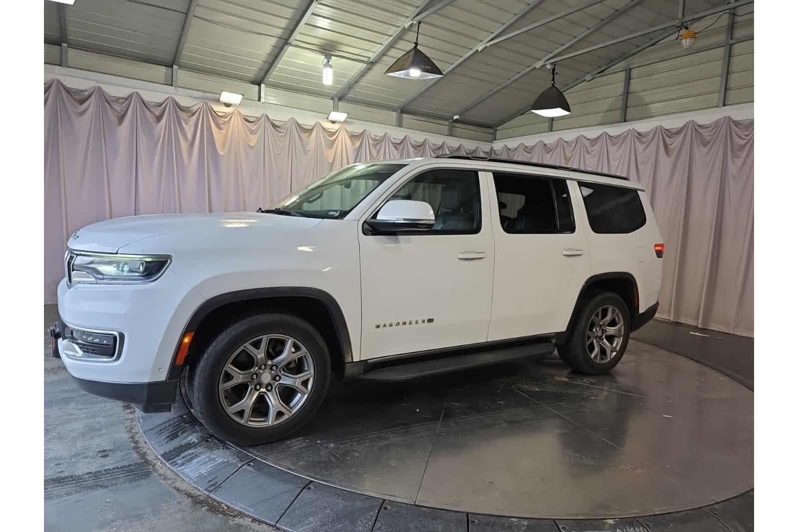 Thumbnail: 2022 Jeep Wagoneer - 4