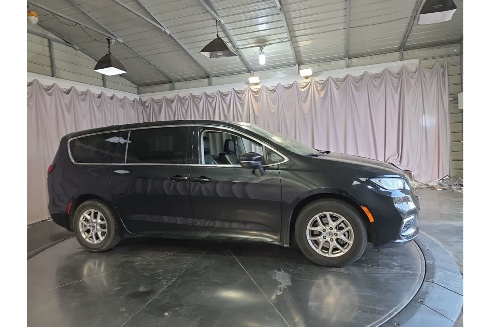 Thumbnail: 2023 Chrysler Pacifica - 7