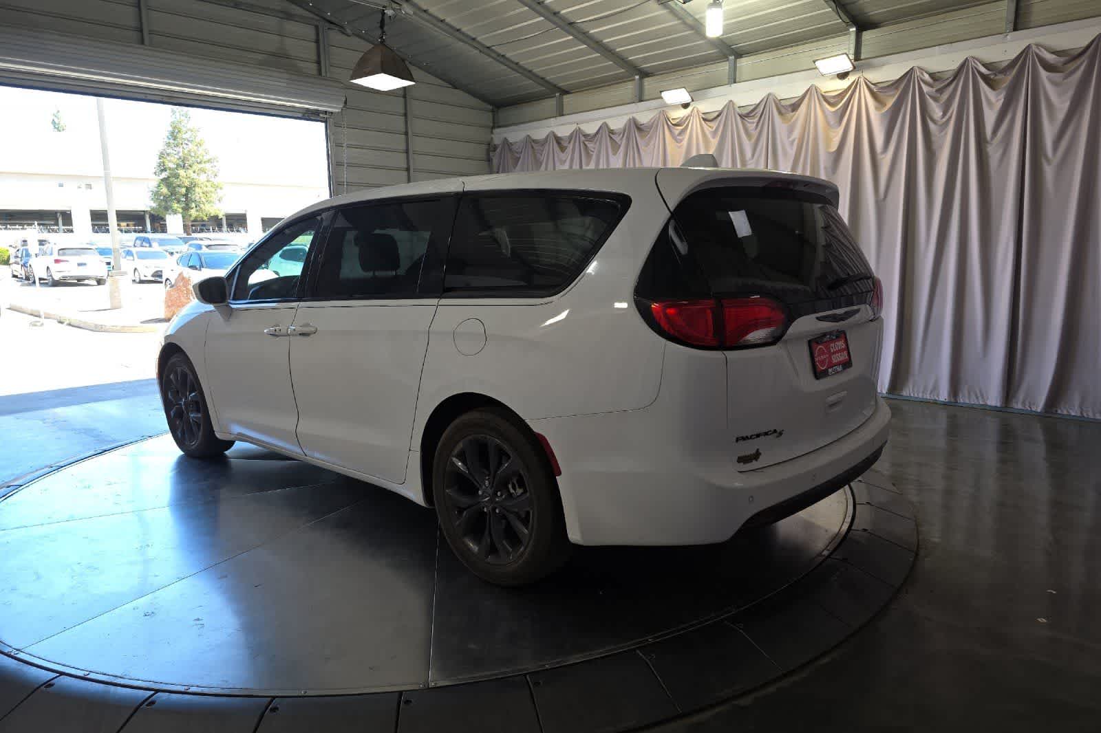 Thumbnail: 2020 Chrysler Pacifica - 7