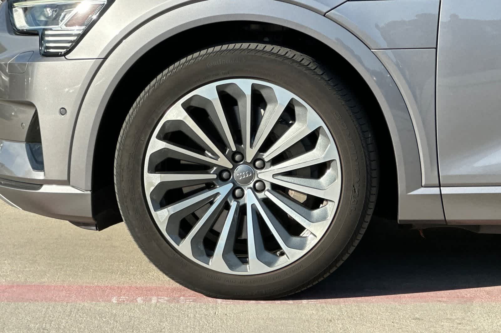 Thumbnail: 2019 Audi e-tron - 12