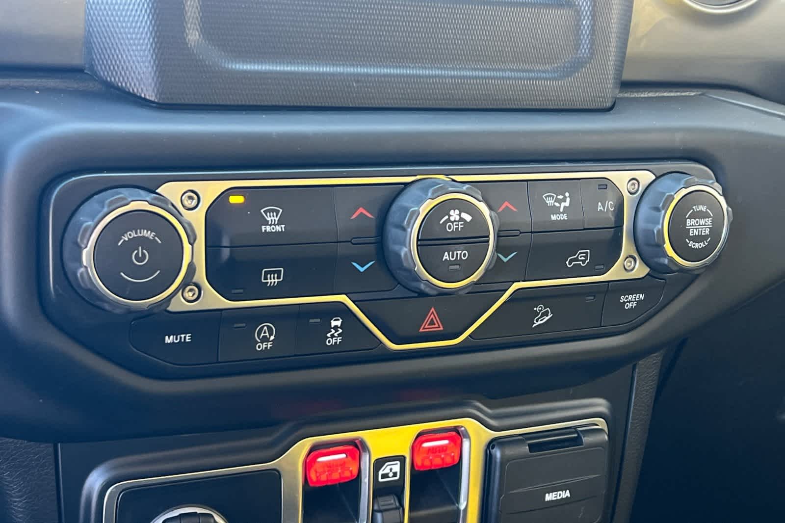 Thumbnail: 2019 Jeep Wrangler - 21