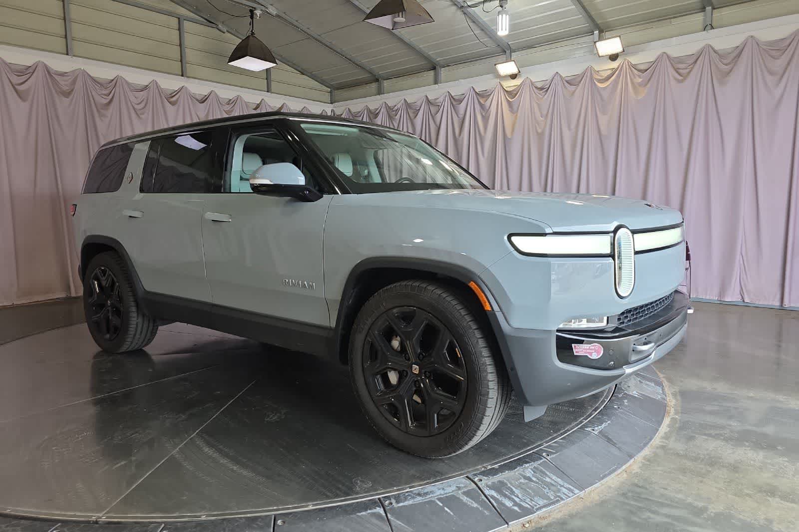 Thumbnail: 2023 Rivian R1S - 10