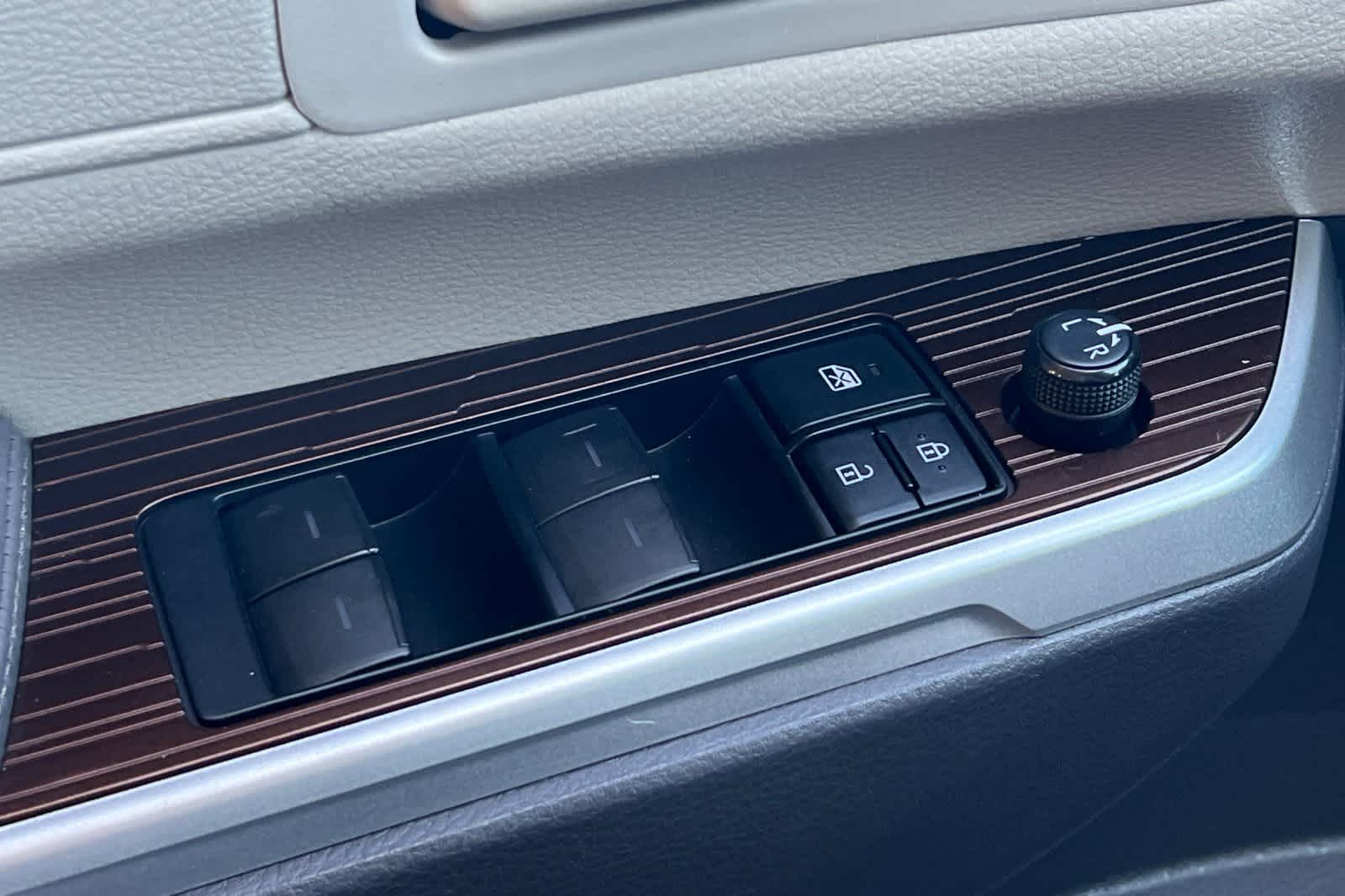 Thumbnail: 2021 Toyota Sienna - 16