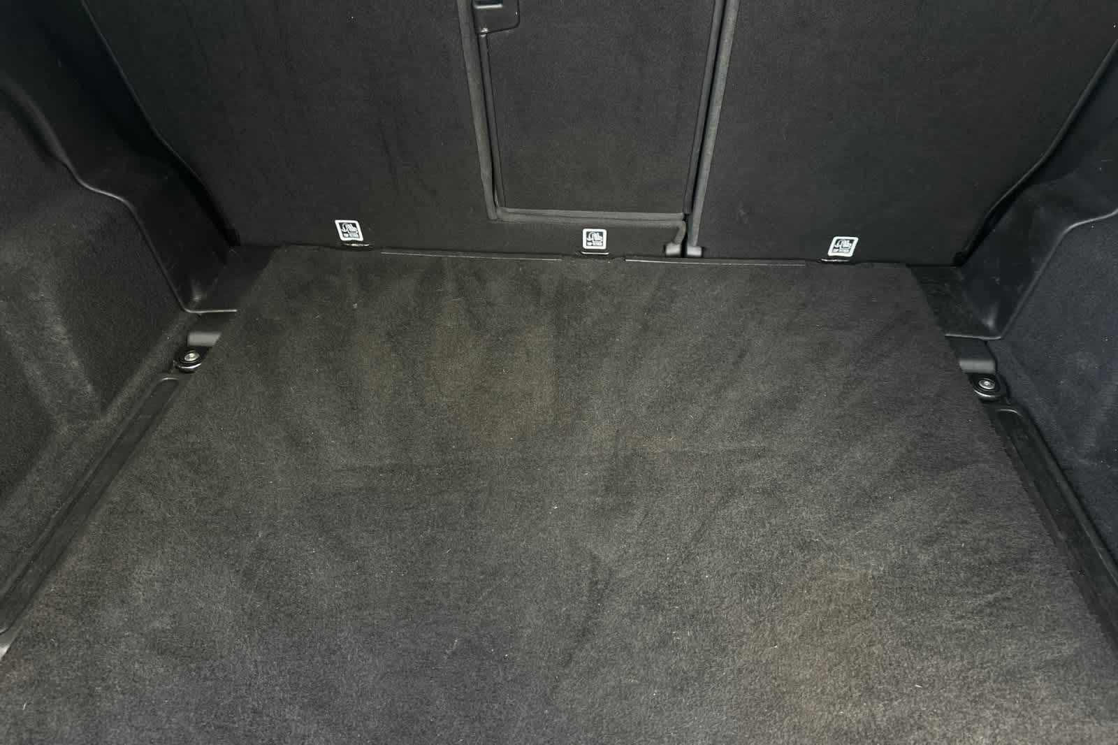 Thumbnail: 2017 Land Rover Discovery Sport - 16