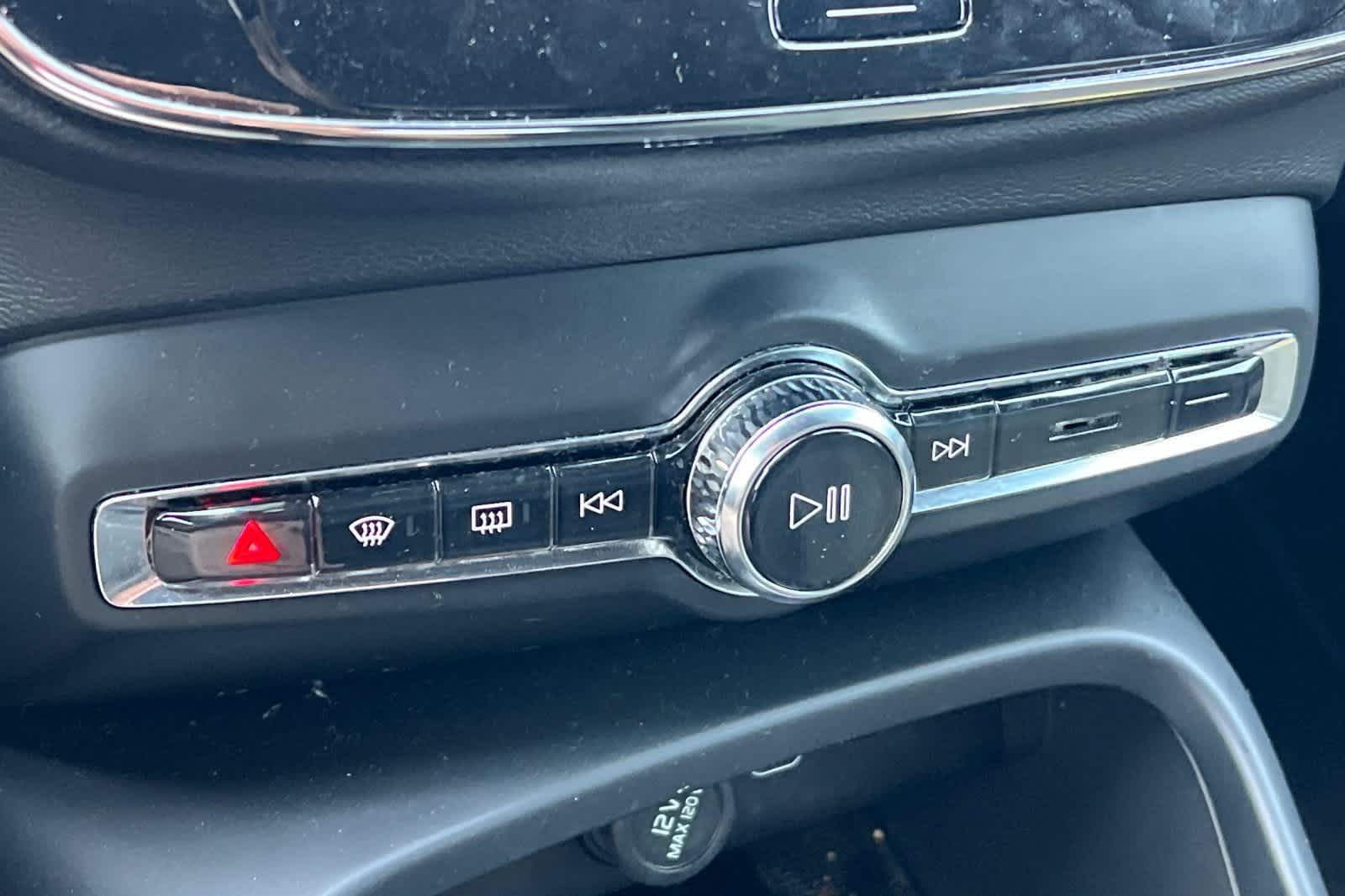 Thumbnail: 2023 Volvo XC40 - 22