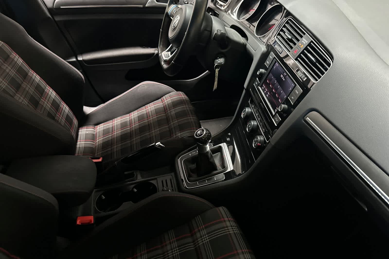 Thumbnail: 2019 Volkswagen Golf - 18