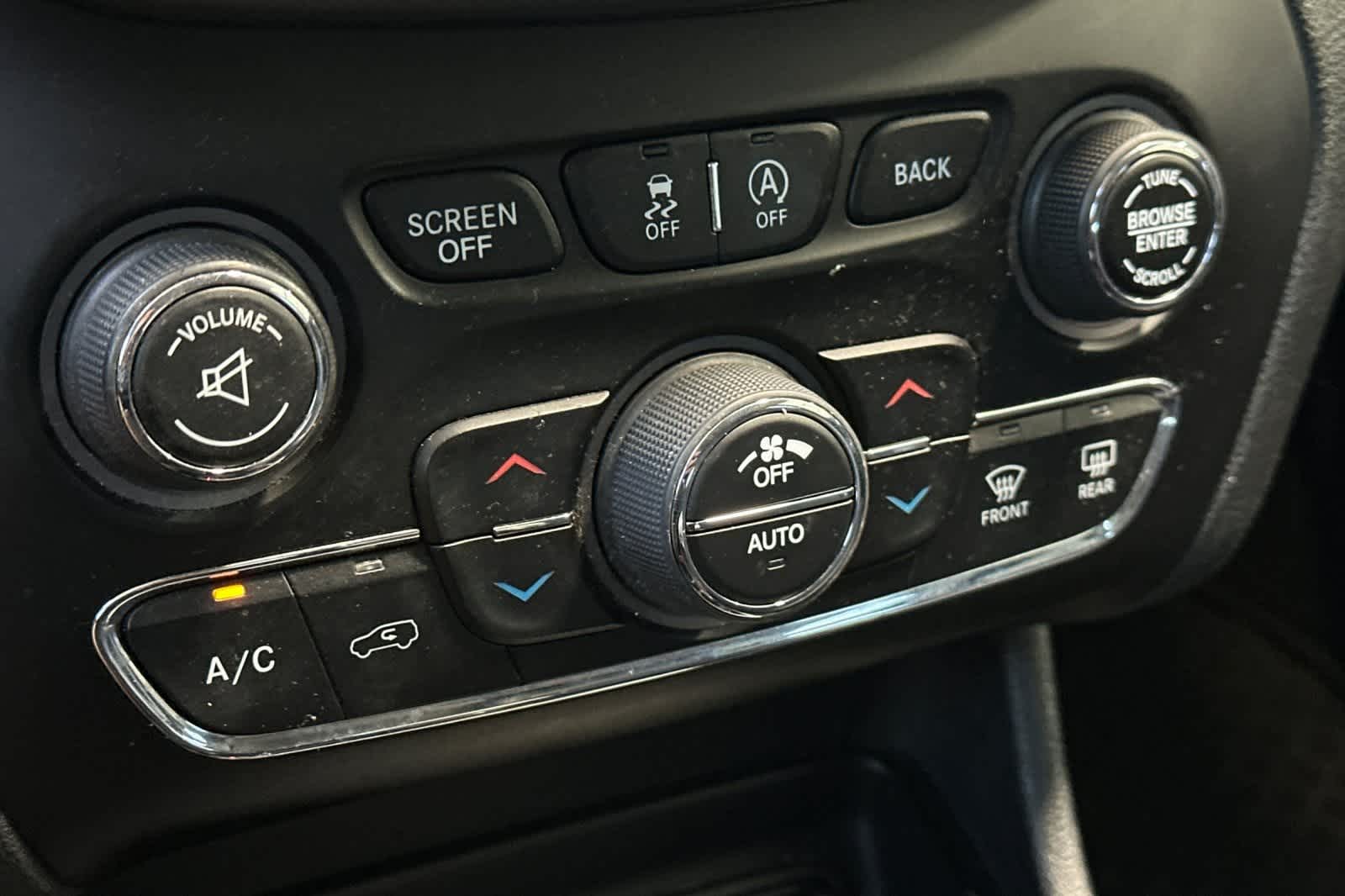 Thumbnail: 2015 Jeep Cherokee - 23