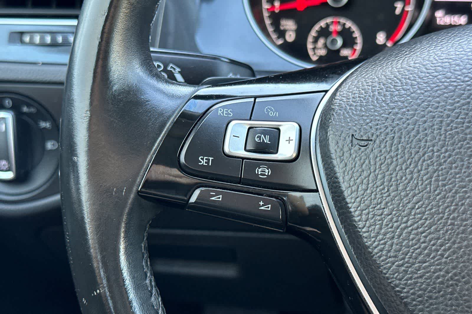 Thumbnail: 2019 Volkswagen e-Golf - 30