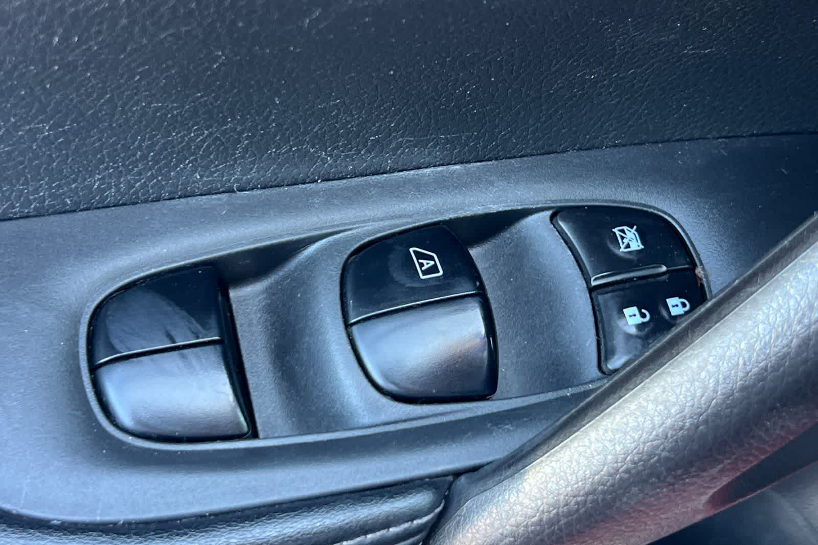 Thumbnail: 2018 Nissan Rogue Sport - 14