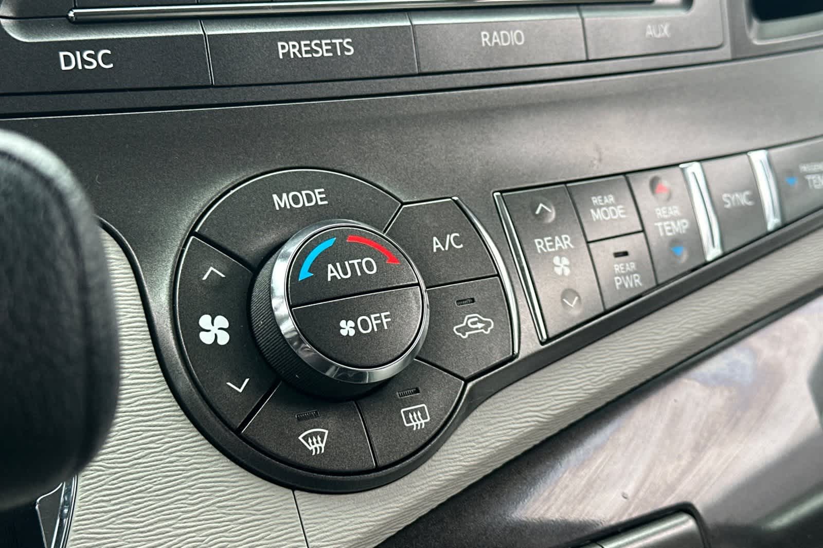 Thumbnail: 2014 Toyota Sienna - 25