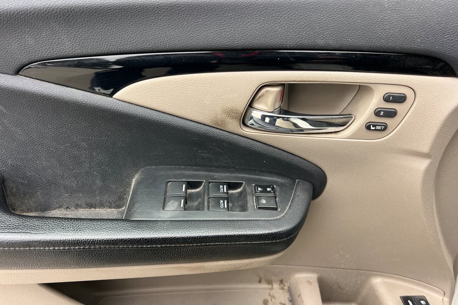 Thumbnail: 2017 Honda Pilot - 13