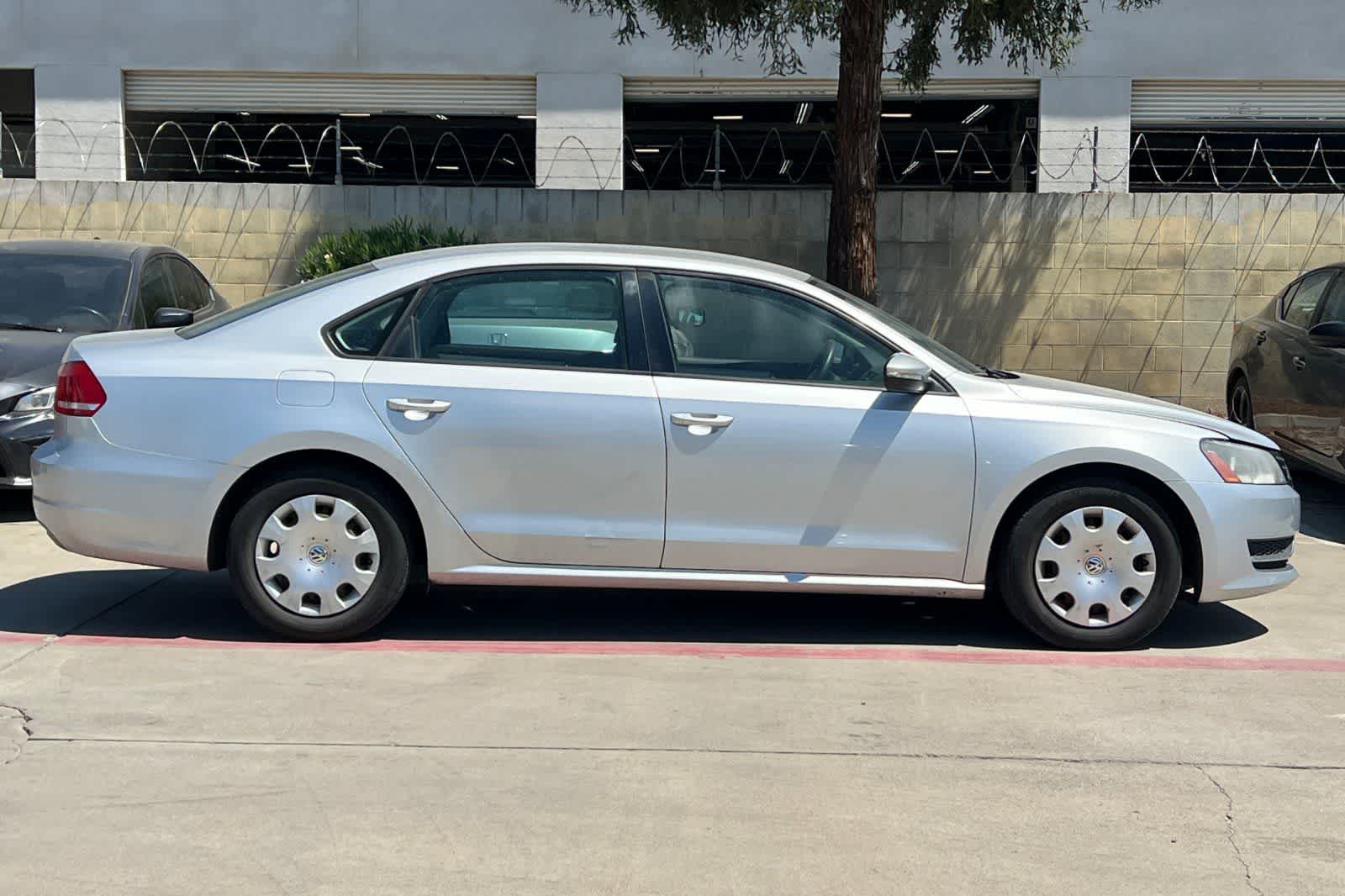 Thumbnail: 2012 Volkswagen Passat - 9