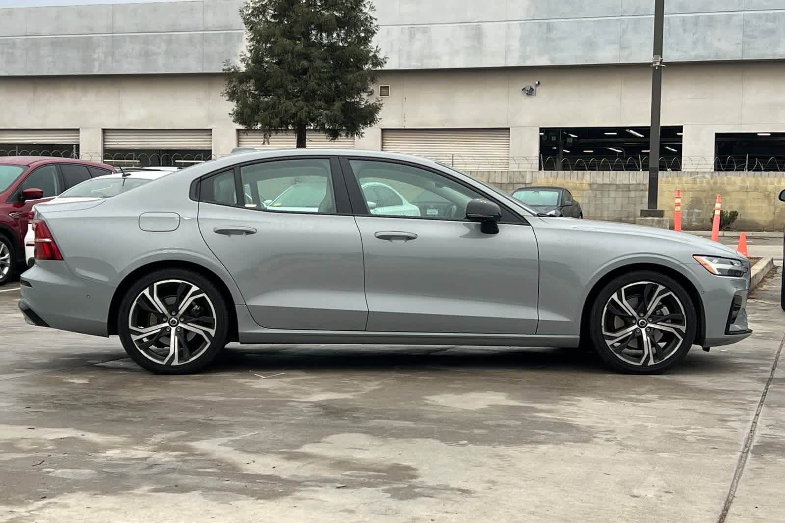 Thumbnail: 2024 Volvo S60 - 9