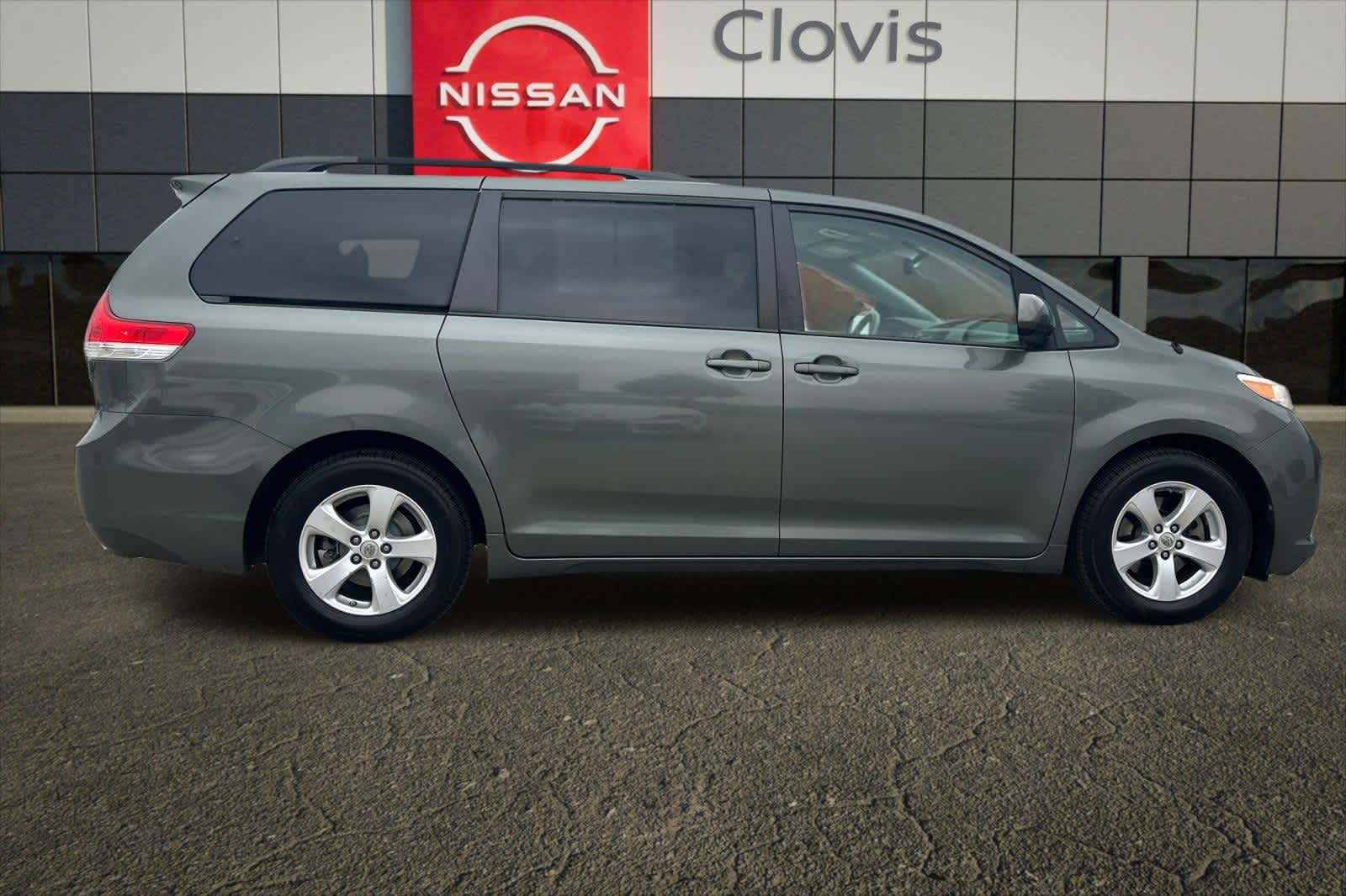 Thumbnail: 2014 Toyota Sienna - 9