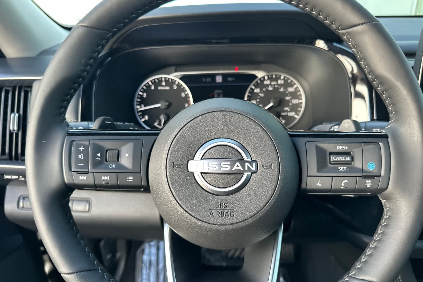 2025 Nissan Pathfinder SL 26