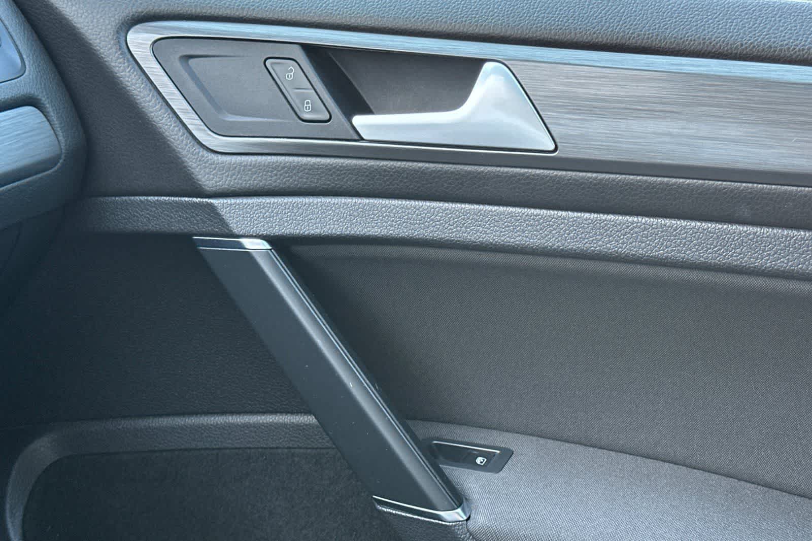 Thumbnail: 2019 Volkswagen e-Golf - 21