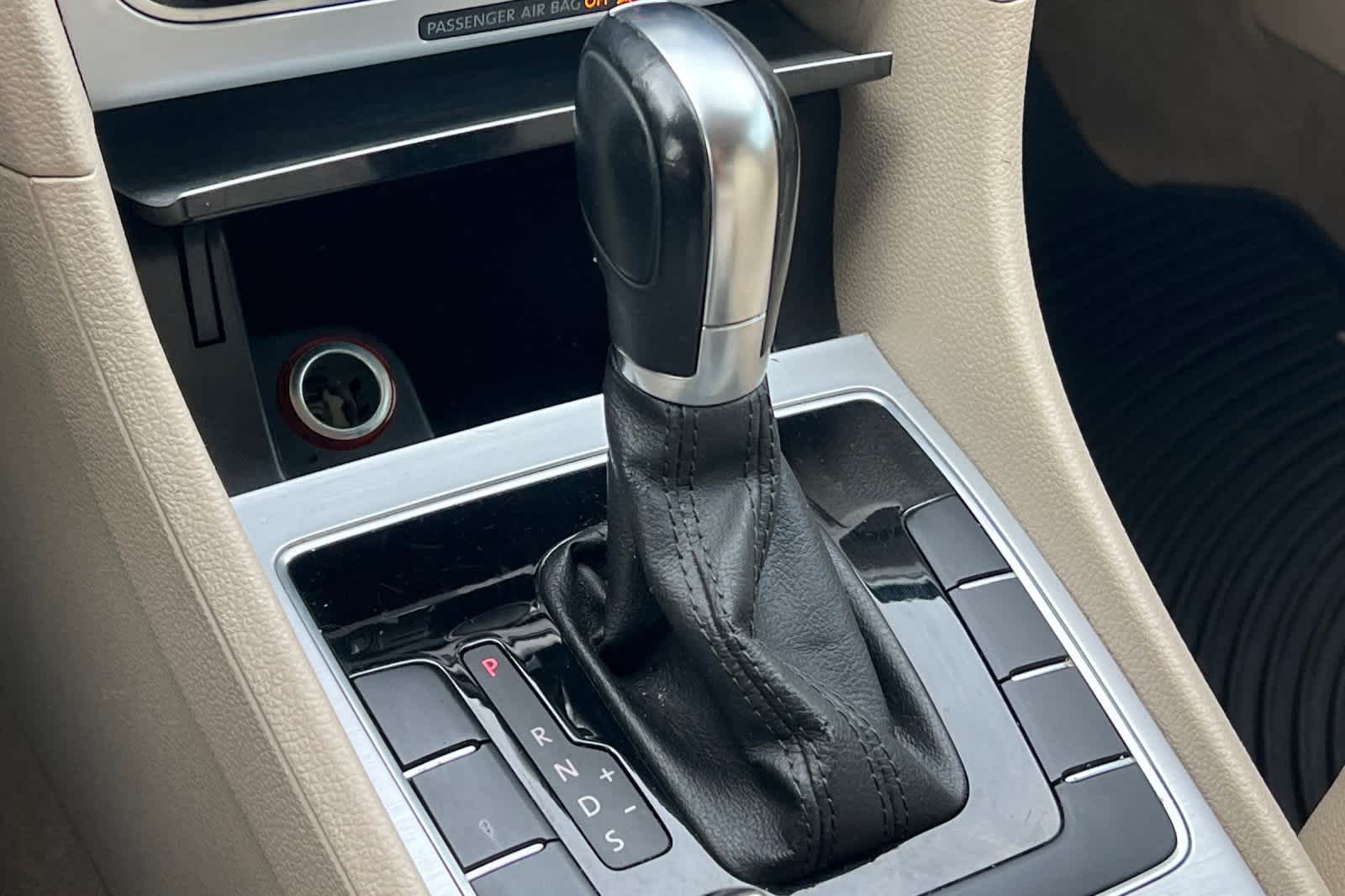 Thumbnail: 2013 Volkswagen Passat - 22