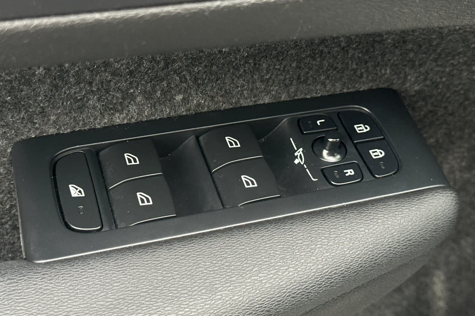 Thumbnail: 2023 Volvo XC40 - 14