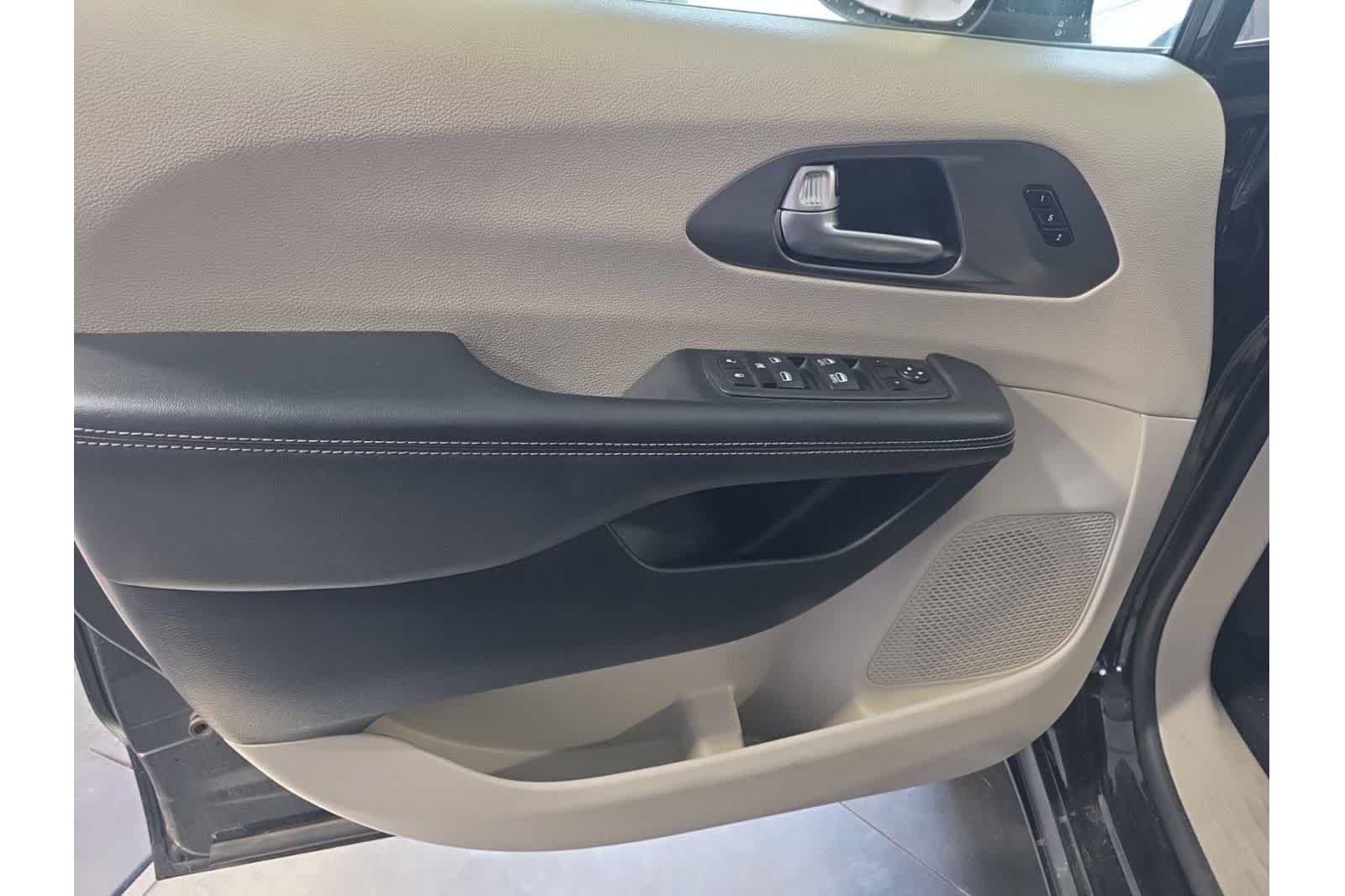 Thumbnail: 2023 Chrysler Pacifica - 19