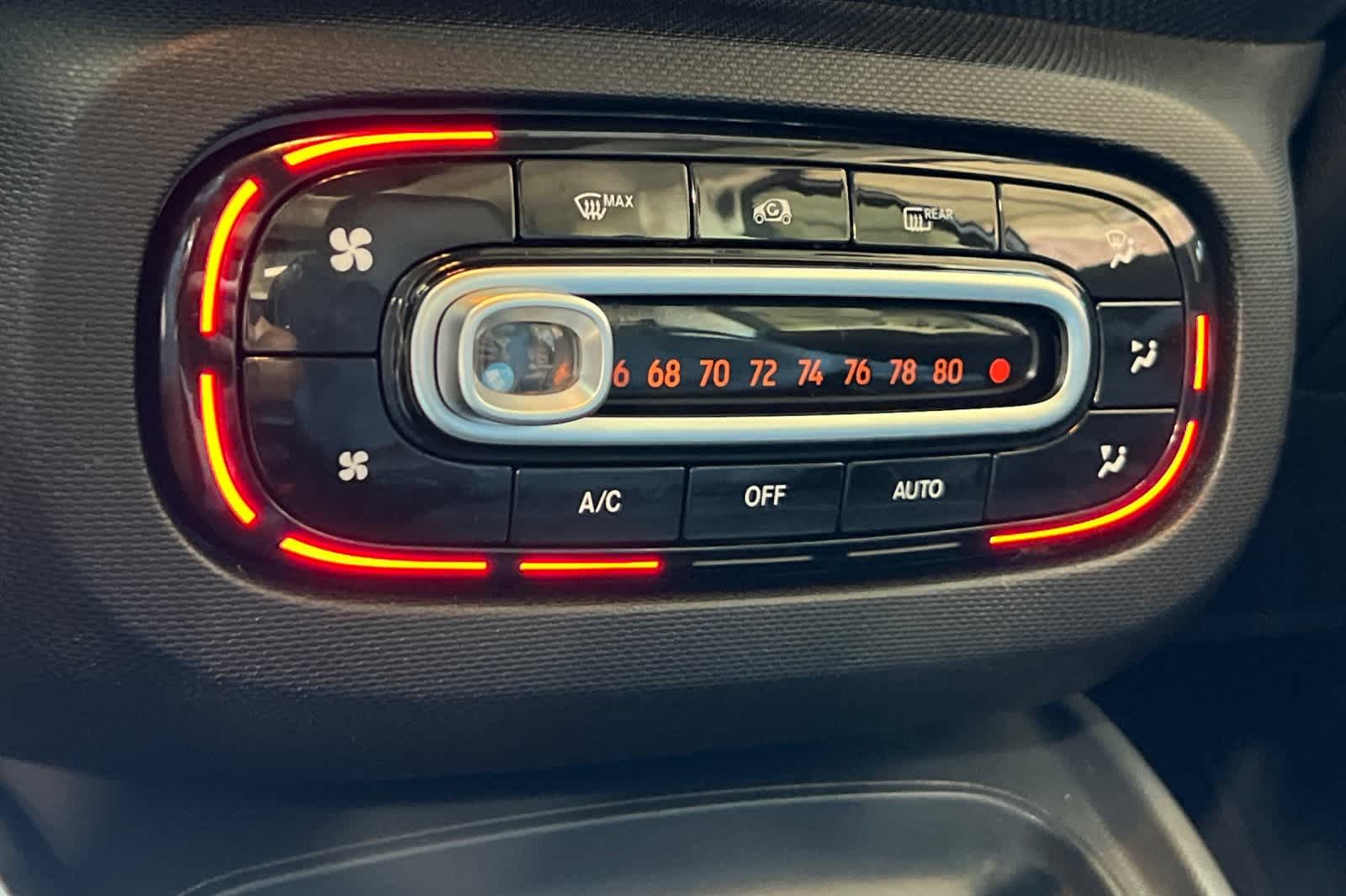 Thumbnail: 2018 smart fortwo - 22