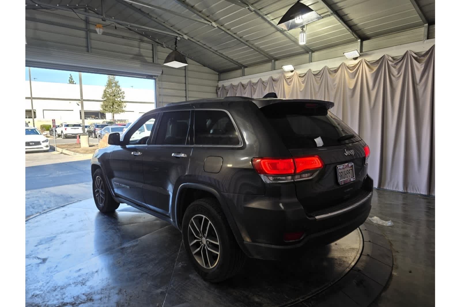 Thumbnail: 2017 Jeep Grand Cherokee - 8