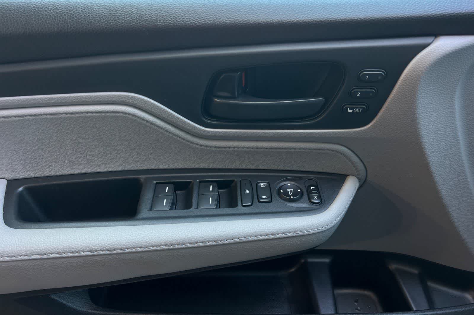 Thumbnail: 2018 Honda Odyssey - 15