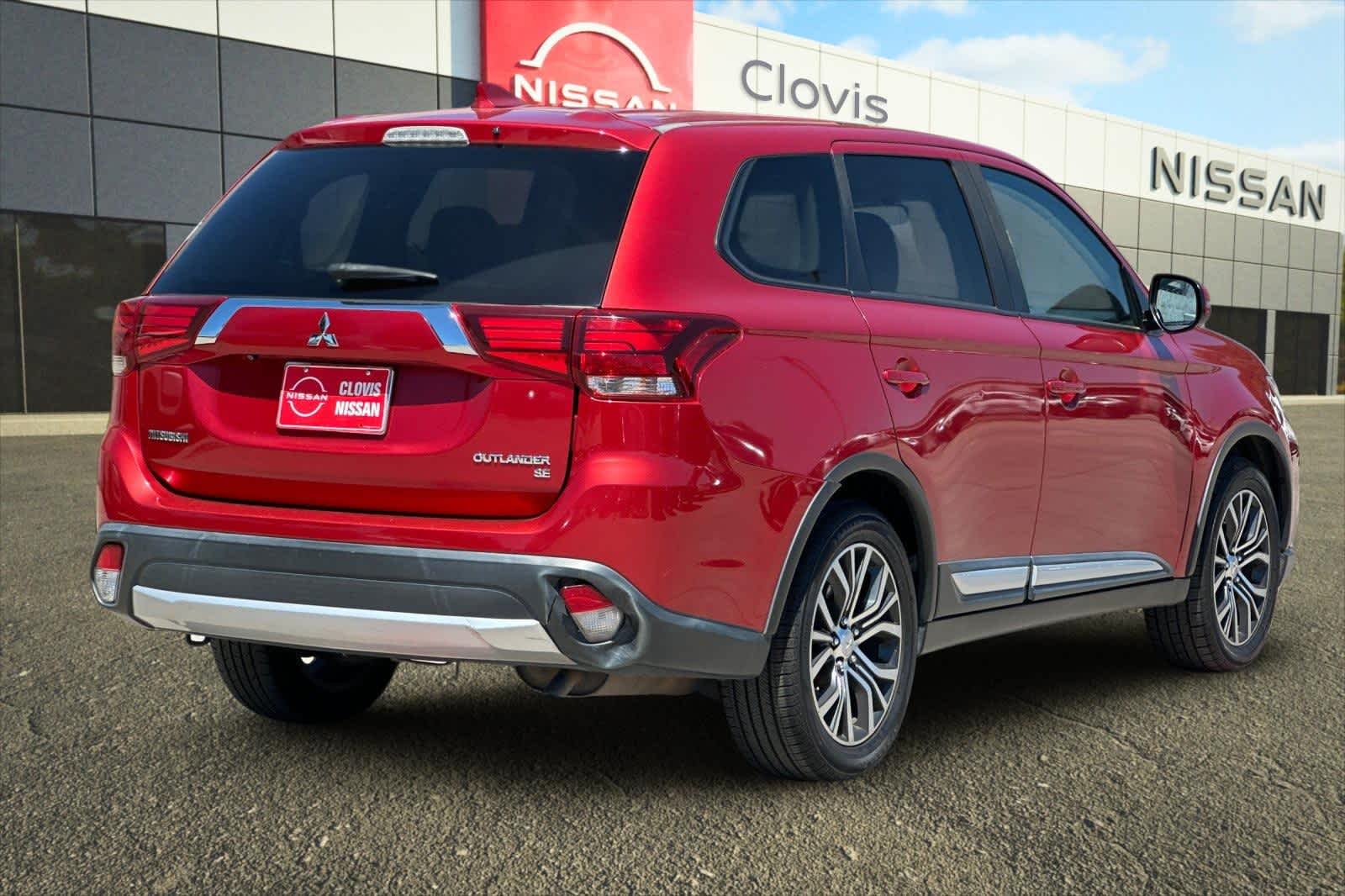Thumbnail: 2017 Mitsubishi Outlander - 3