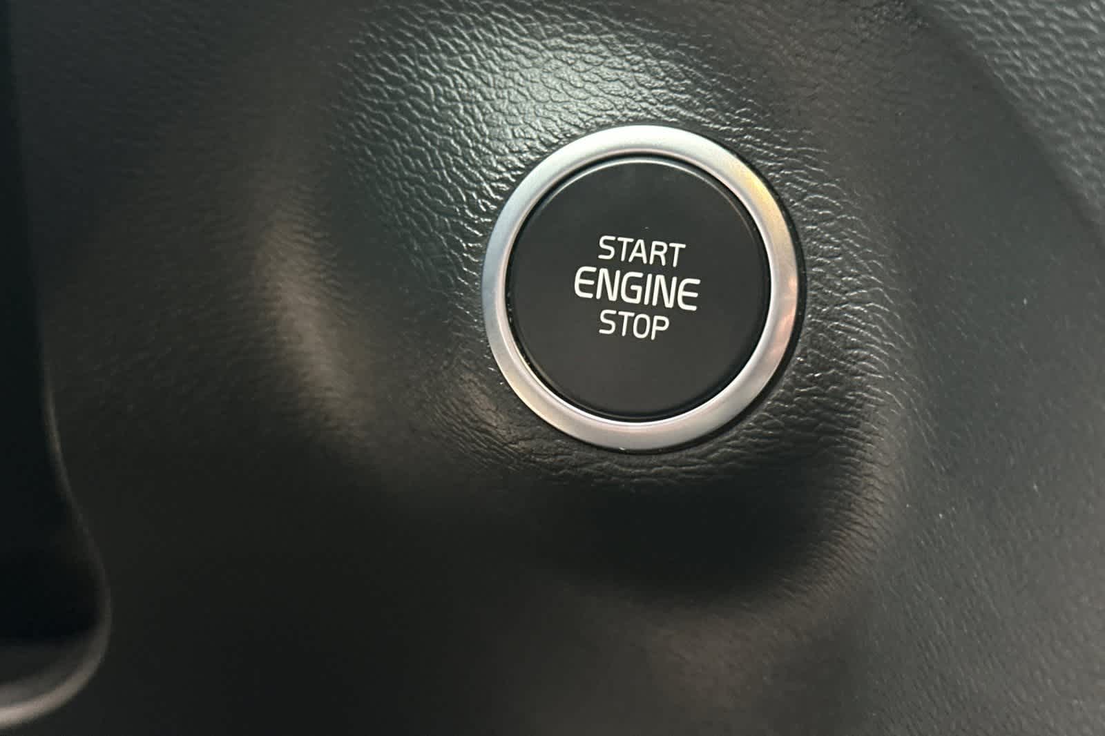 Thumbnail: 2023 Volvo XC40 - 28