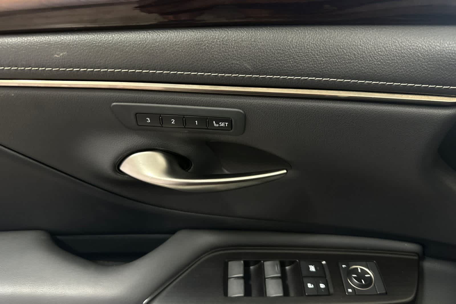 Thumbnail: 2019 Lexus ES - 15